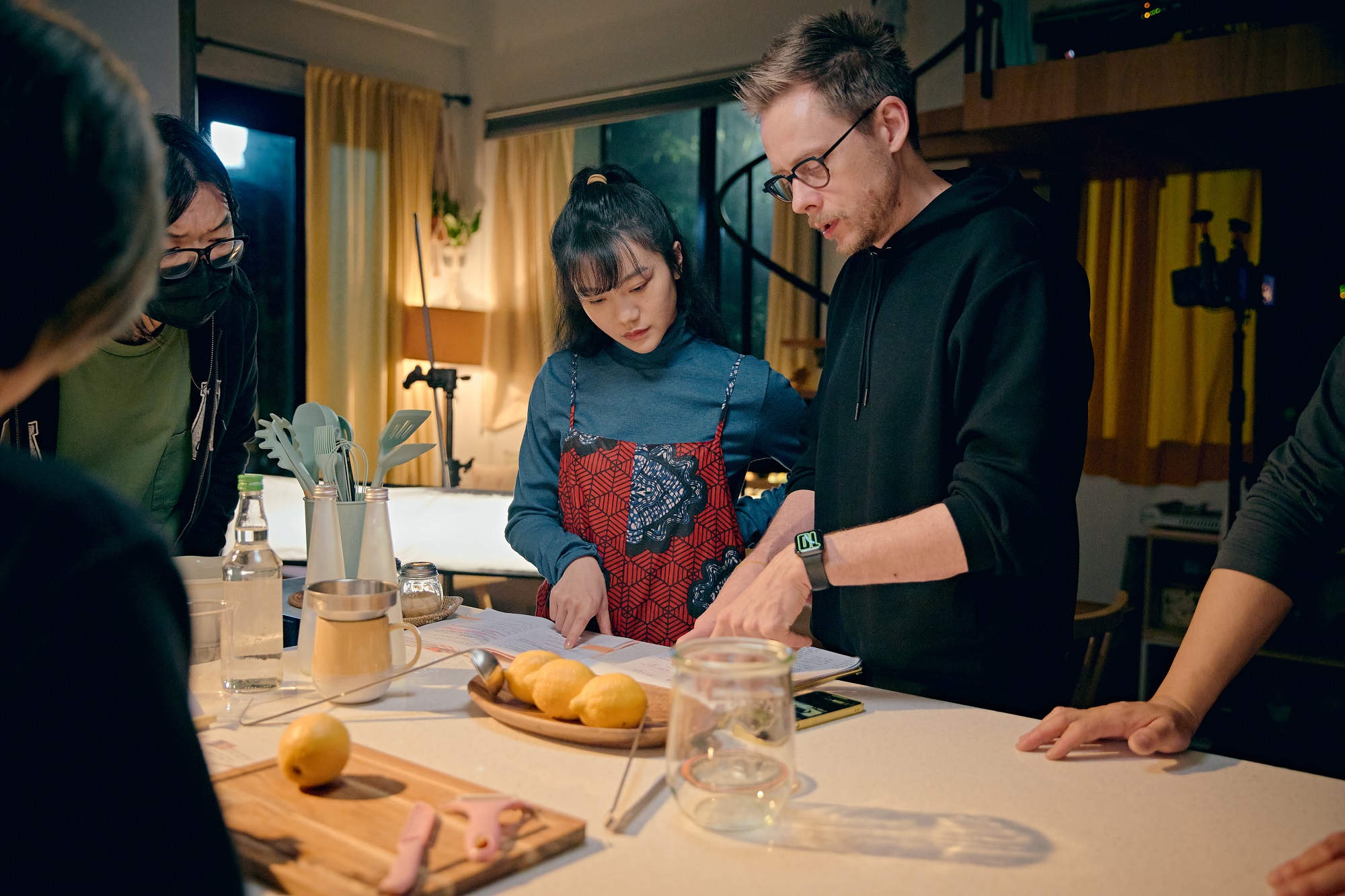 導演查迪奇（右一）與李玲葦（右二）討論拍攝細節。（公視+提供）