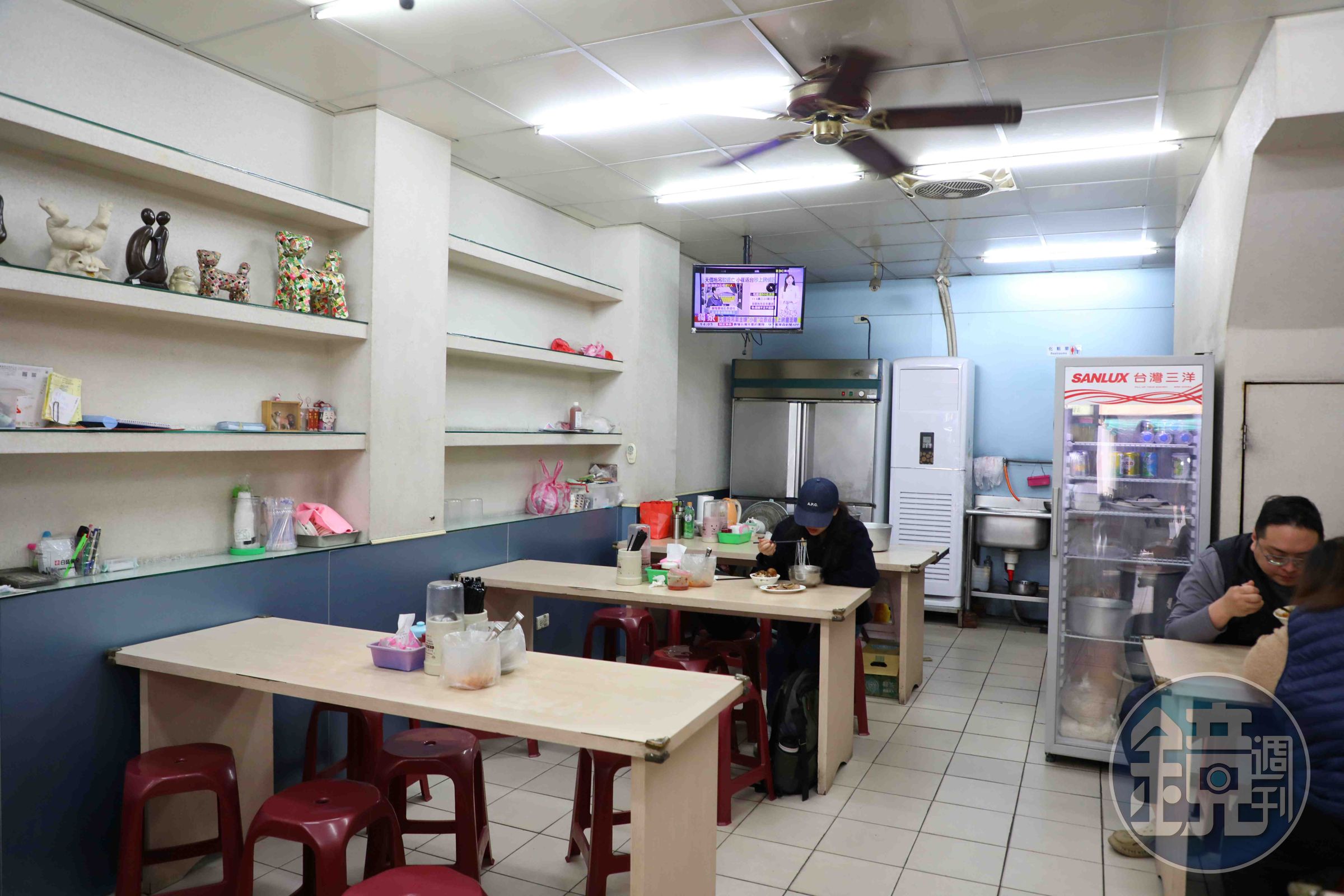 用餐空間簡潔樸素，來往的多是常客。