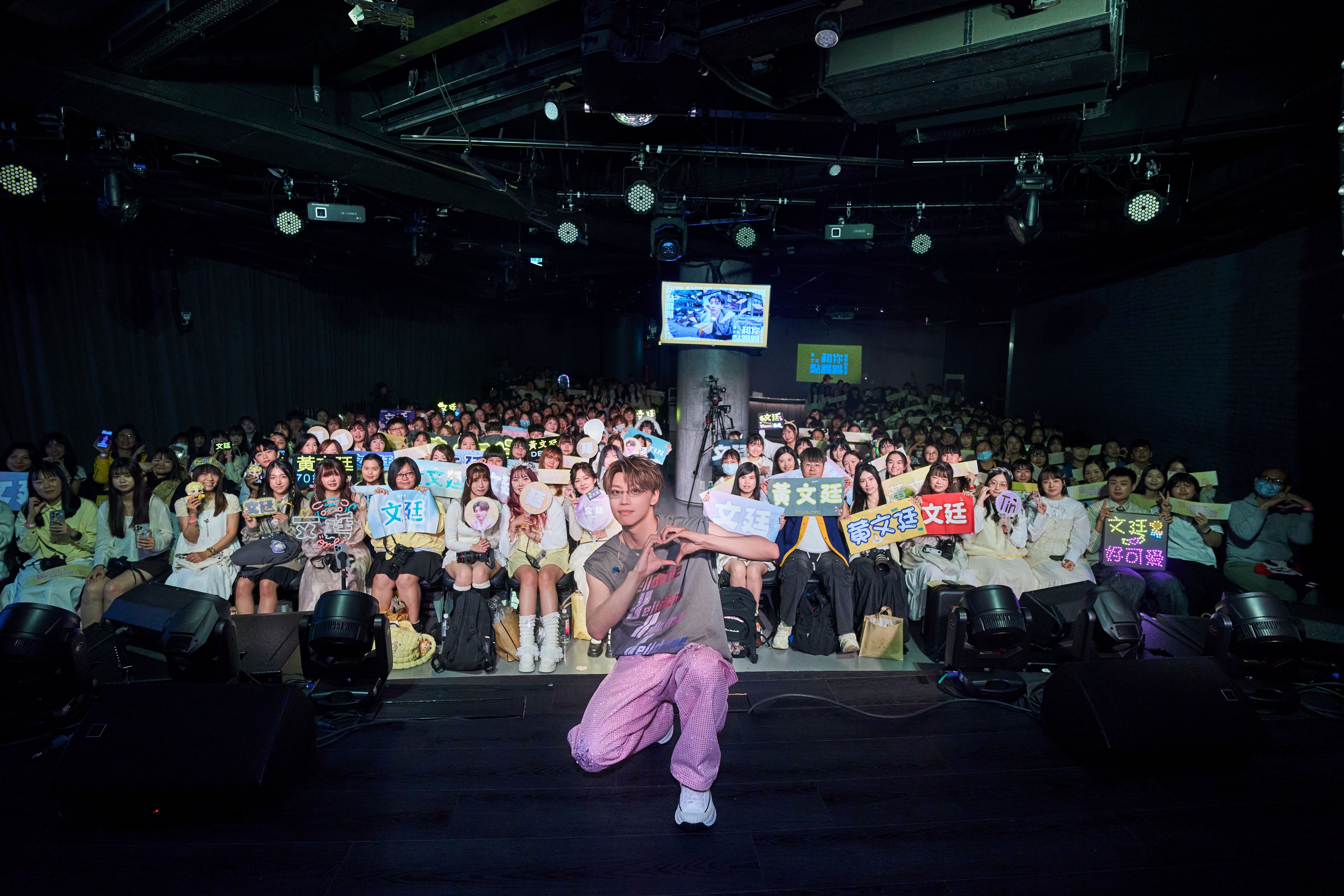 黃文廷舉辦首次個人見面會「和你黏踢踢」拍照相聚會。(索尼音樂提供)