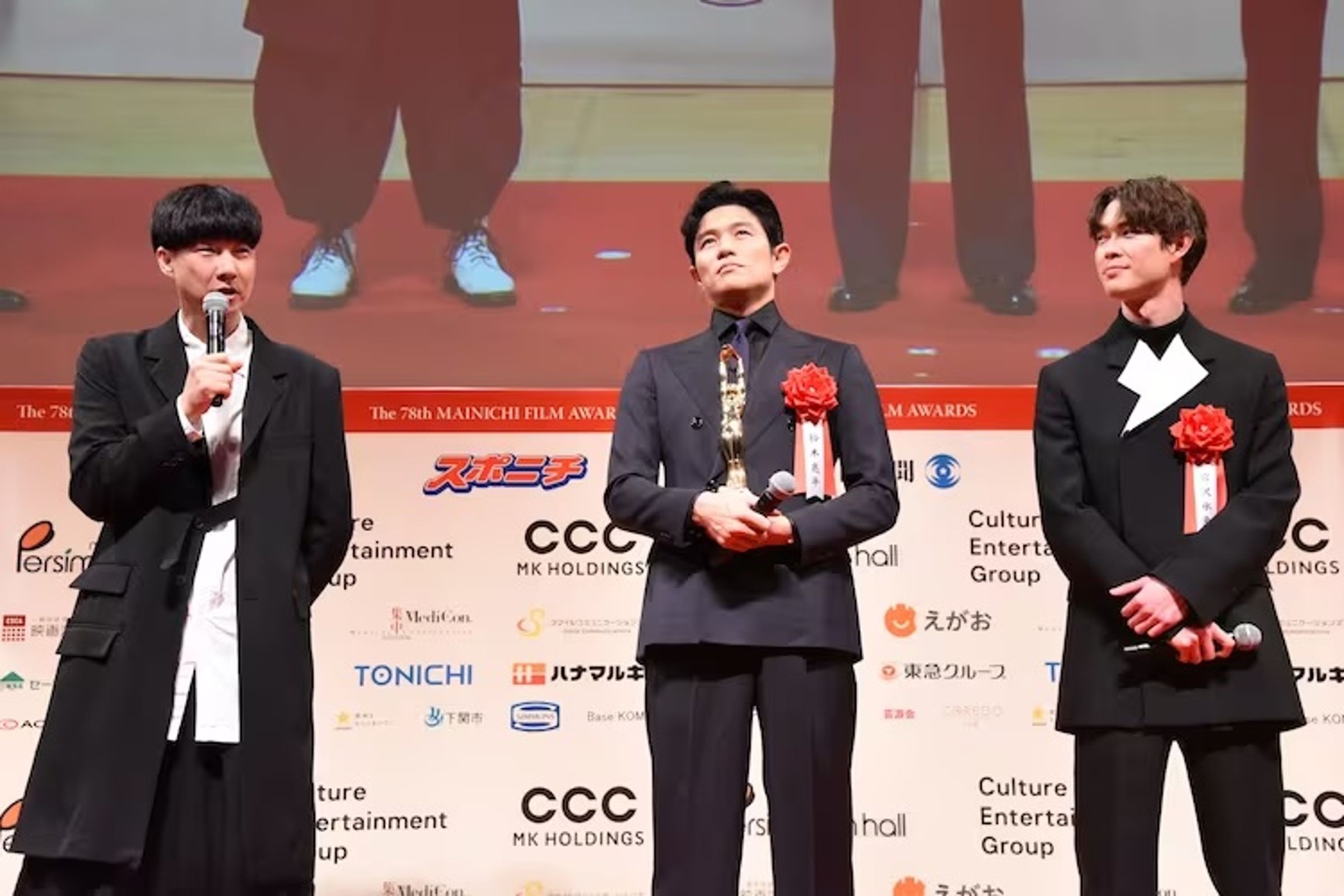 《愛是自私》導演松永大司(左)昨與鈴木亮平(中)和宮澤冰魚一起上台領獎。(翻攝自natalie)