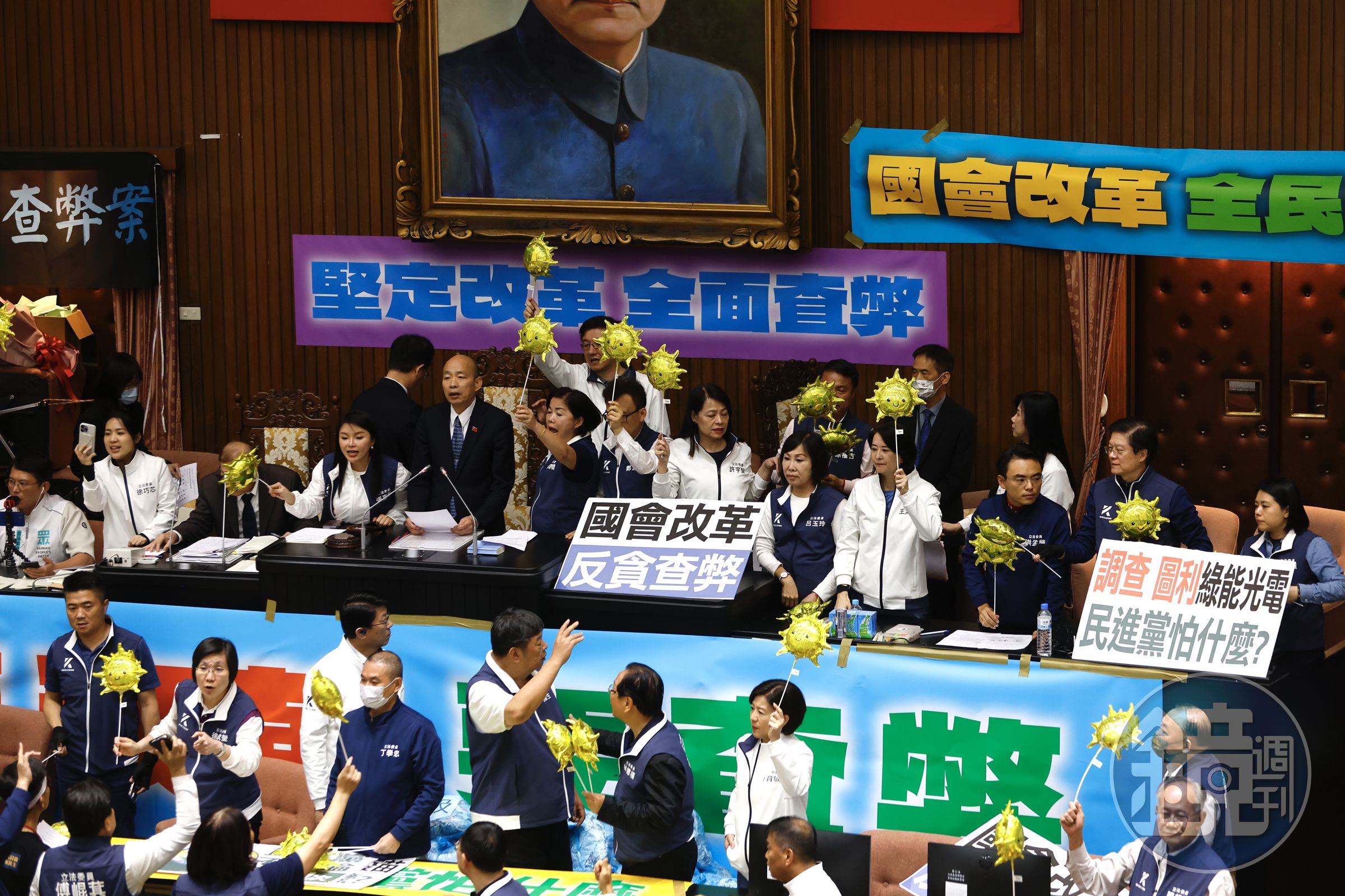 國會改革三讀後,台上國民黨立委高喊讓陽光照進國會。