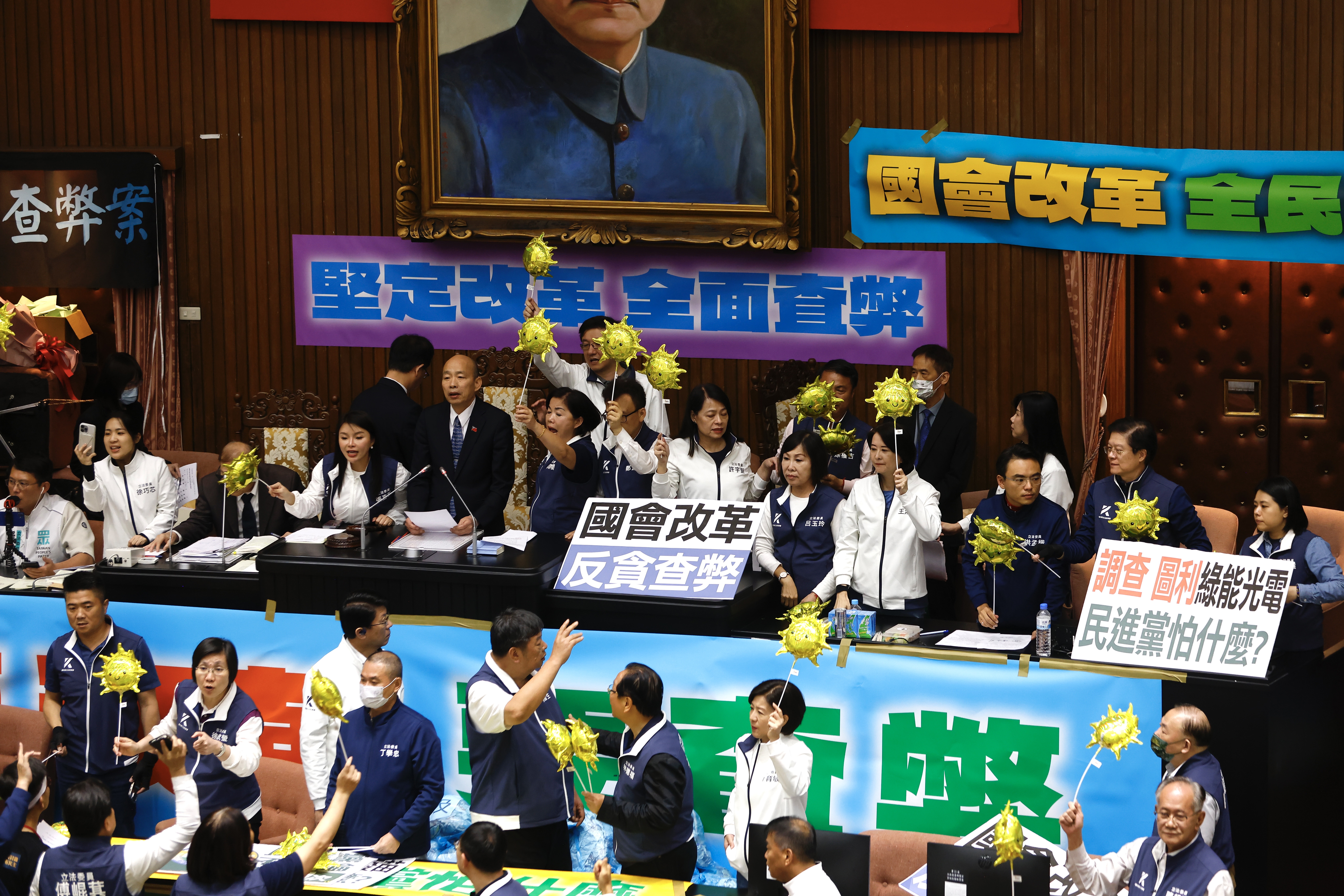 國會改革三讀後，台上國民黨立委高喊讓陽光照進國會。