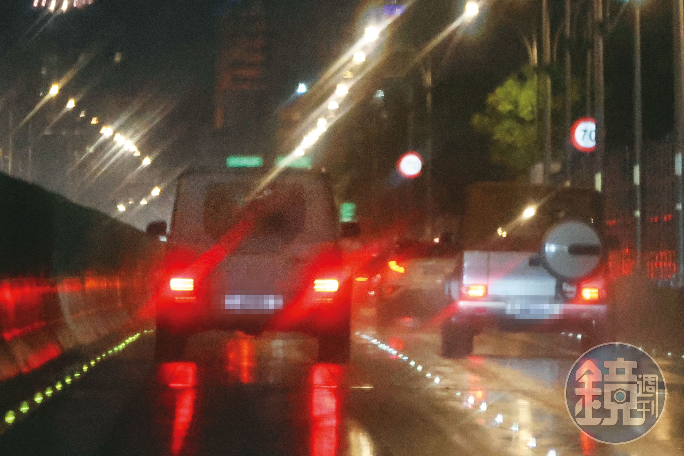 余文樂、王棠云一前一後、各自駕駛一輛車、載著一個孩子回到婚變前的家。