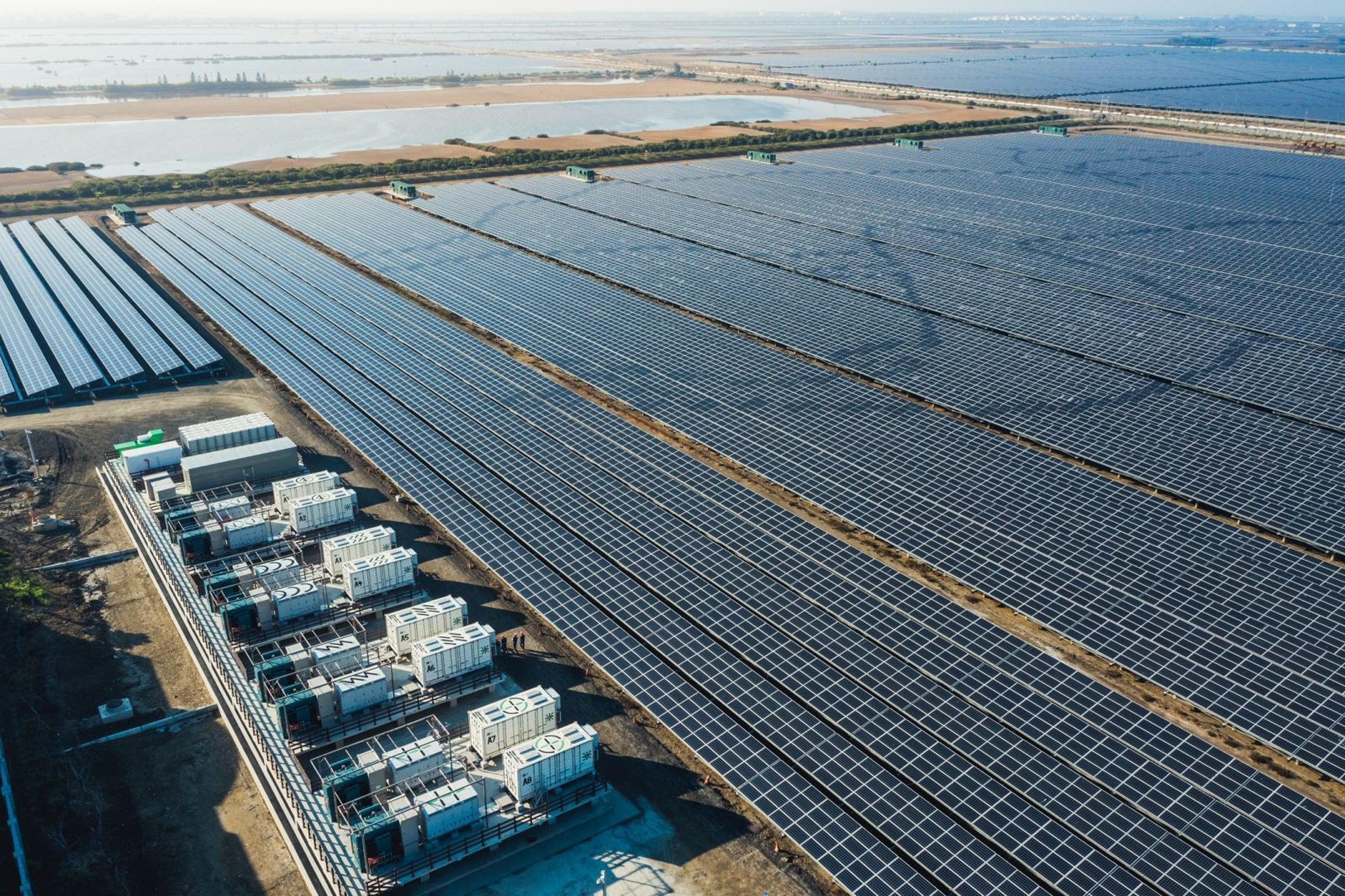 台電的小額綠電,今年首度開放申購制。圖為台電台南鹽田光電場。(台電提供)