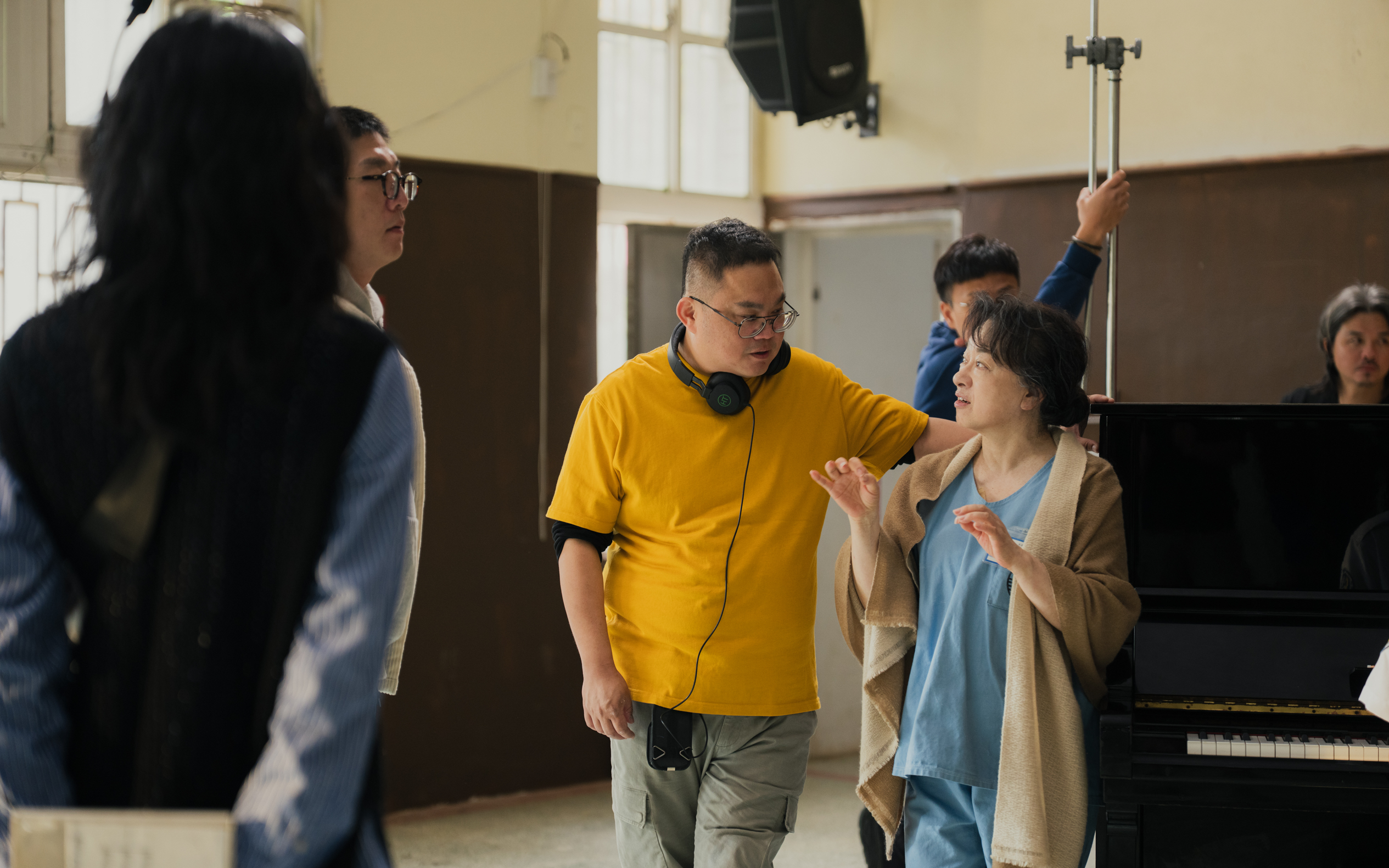 導演林孝謙（中左）與已47年沒拍台片的女星翁倩玉（中右）在拍攝現場溝通。（壹壹喜喜提供）