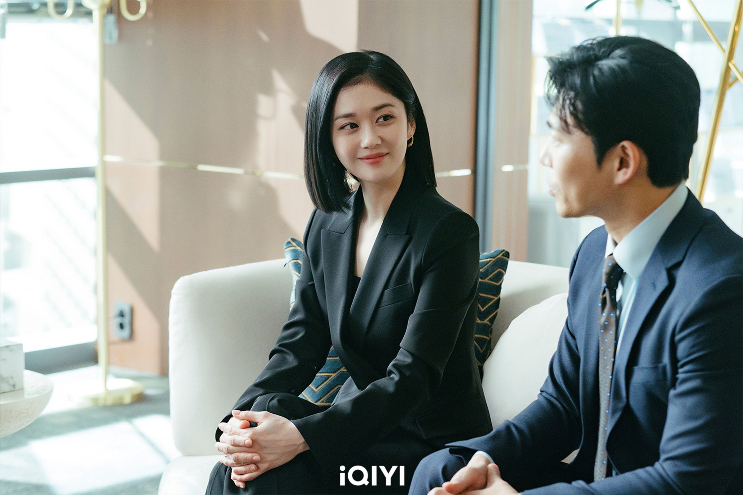 張娜拉結婚不到2年就演離婚律師,她大方招認是老公強力推薦她出演。(iQIYI國際站提供)