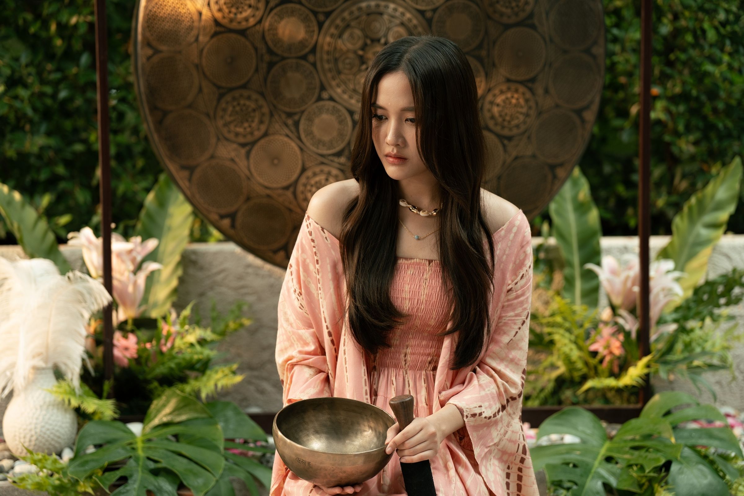 Freen的角色名在泰文有「清水」之意,因此自稱像一碗冬蔭功清湯麵。(采昌提供)