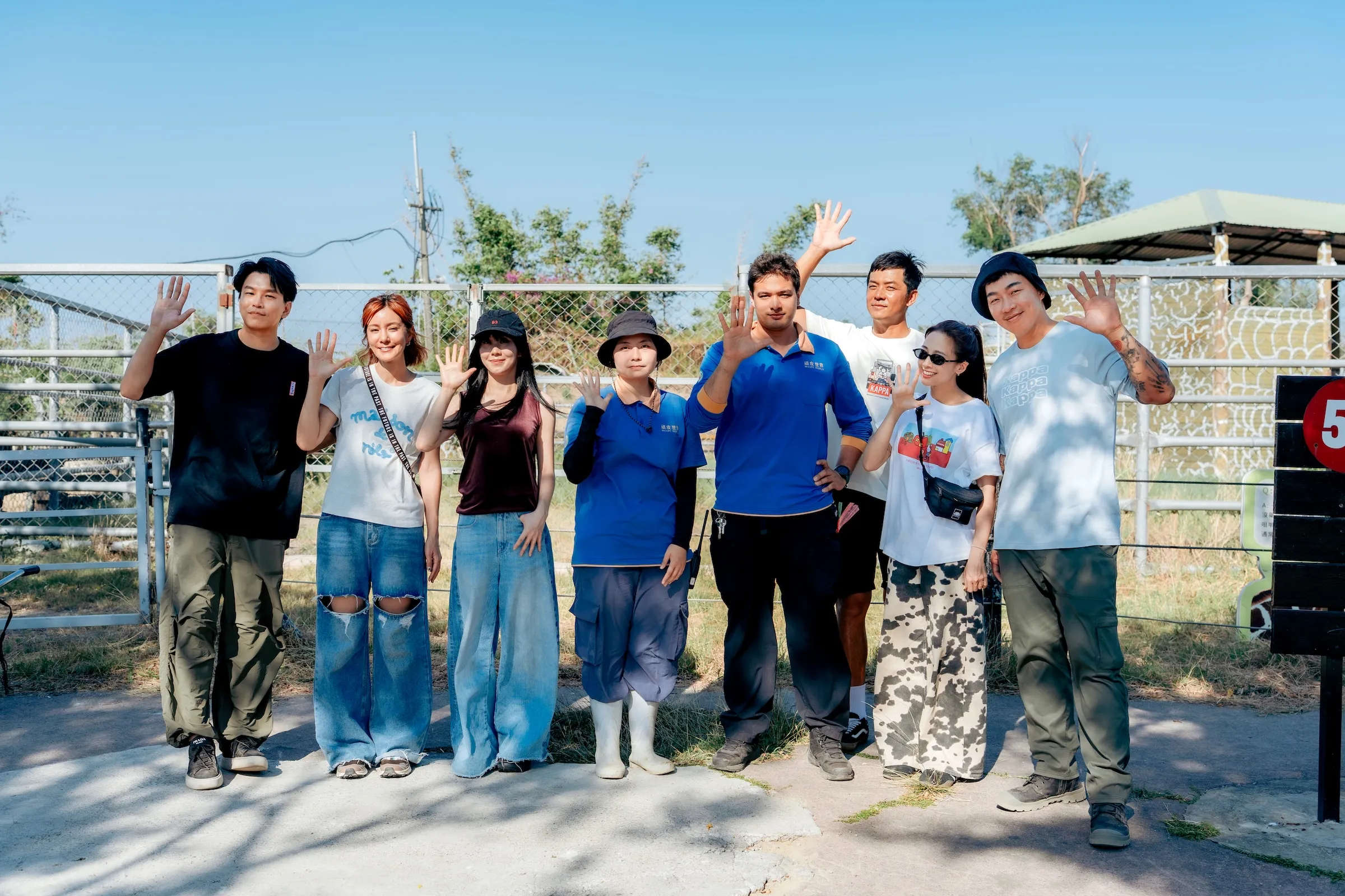《嗨！營業中》迎來全新挑戰！蕭景鴻（左起）、莎莎、白安姚、兩位頑皮世界重要夥伴、姚元浩、吳映潔、郭泓志。（圖／好看娛樂）
