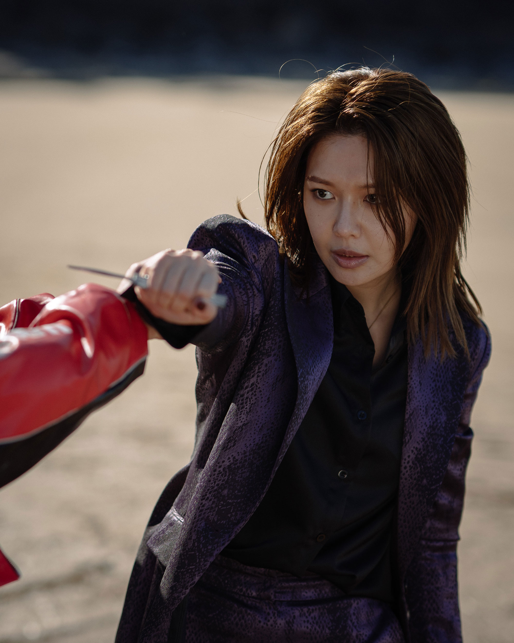 「少女時代」秀英在《特務搞飛機2》飾演犯罪集團首腦，與嚴正化正面交鋒。（車庫娛樂提供）