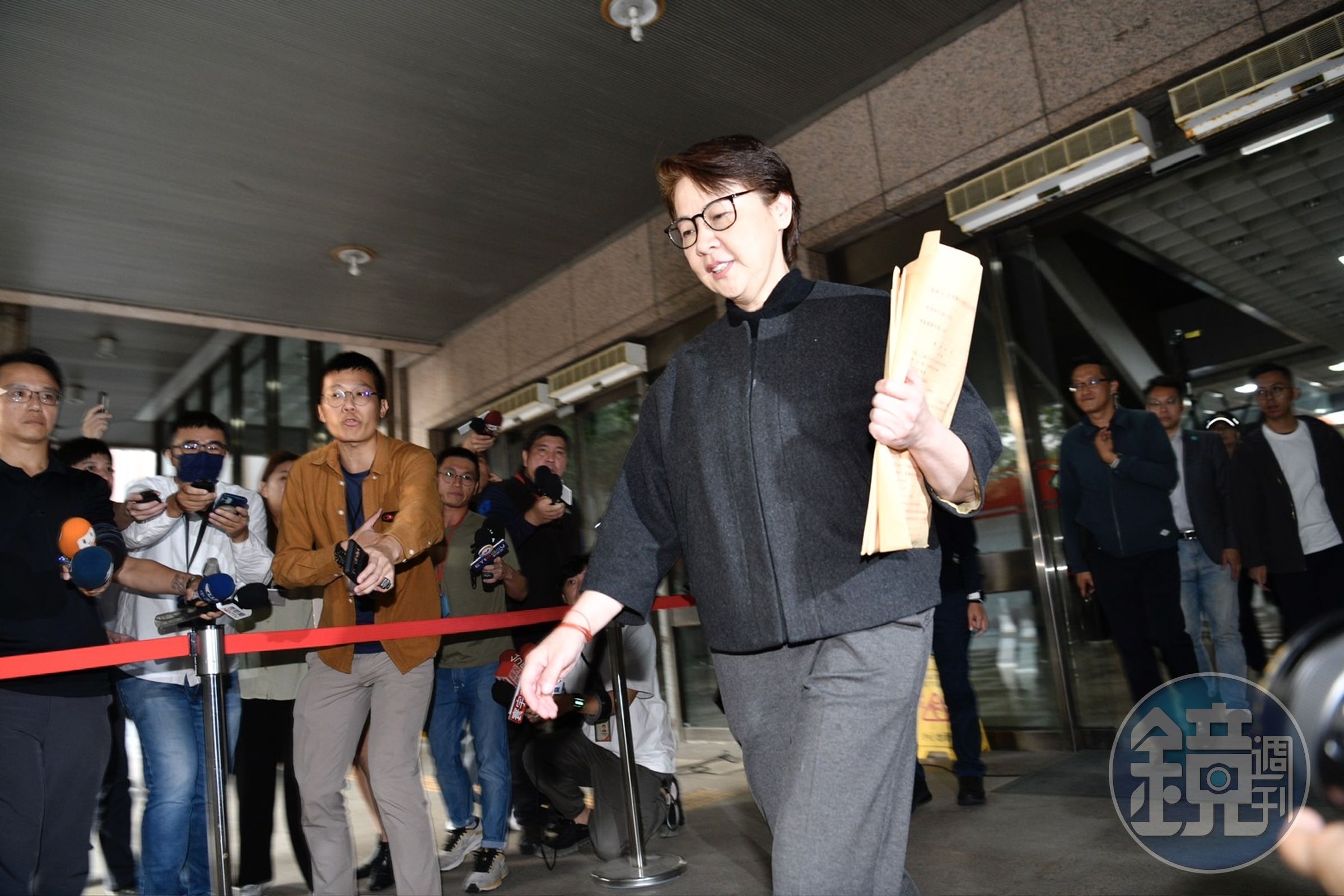 黃珊珊下午現身中選會代柯文哲領表。