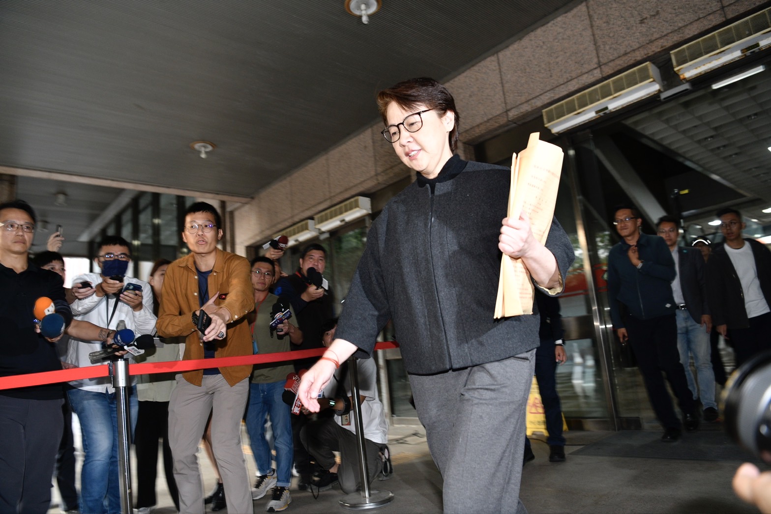 黃珊珊下午現身中選會代柯文哲領表。