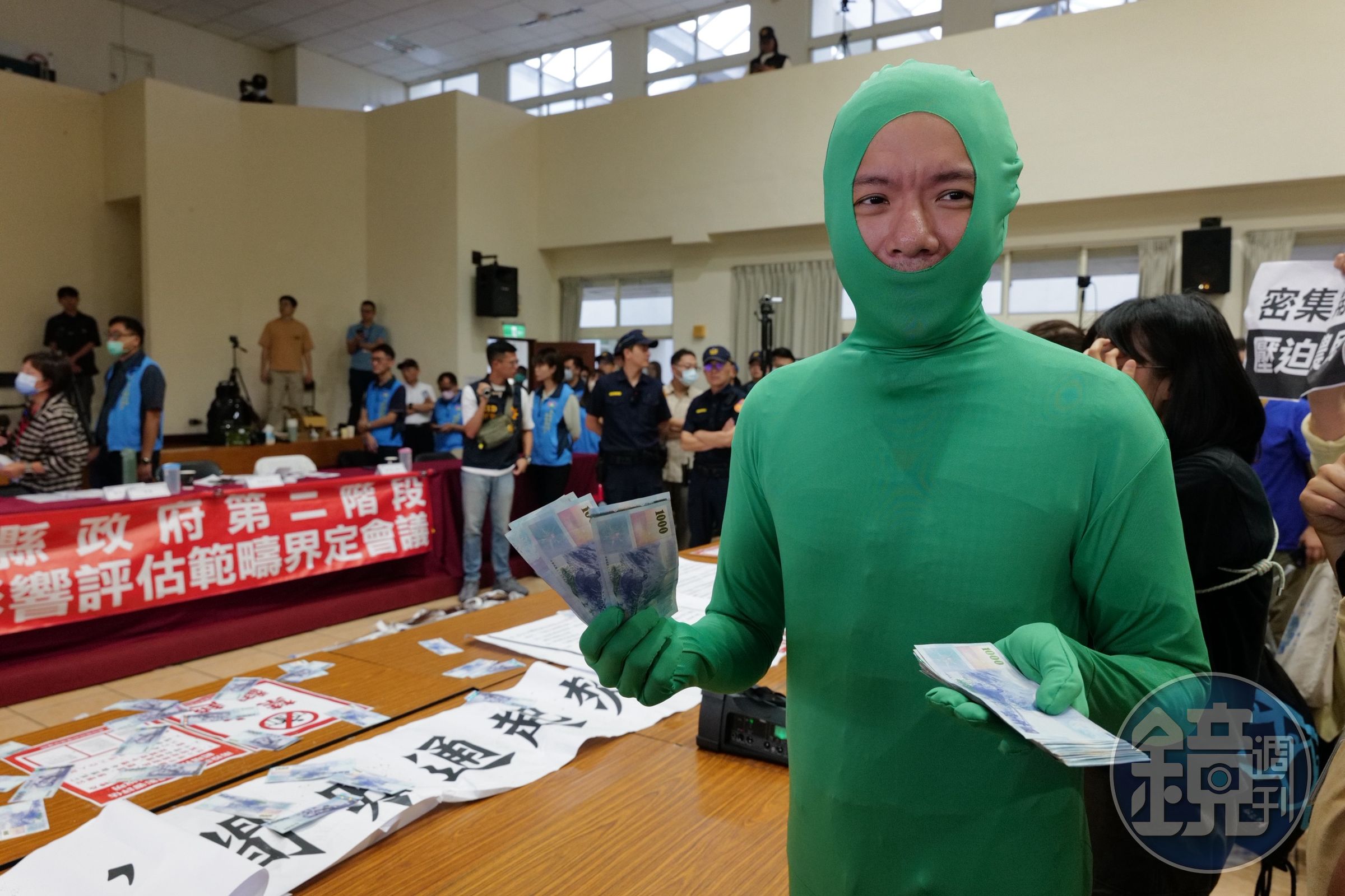常行深到現場聲援抗爭民眾，不如以往一身優雅西裝，而是改穿「青蛙裝」。