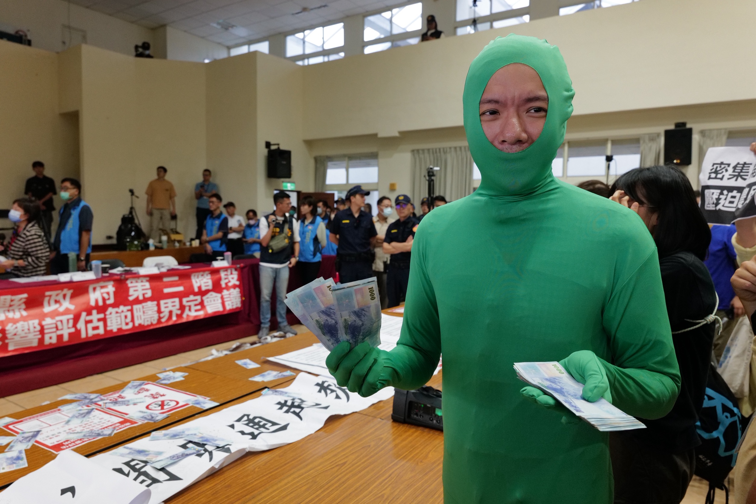 常行深到現場聲援抗爭民眾，不如以往一身優雅西裝，而是改穿「青蛙裝」。