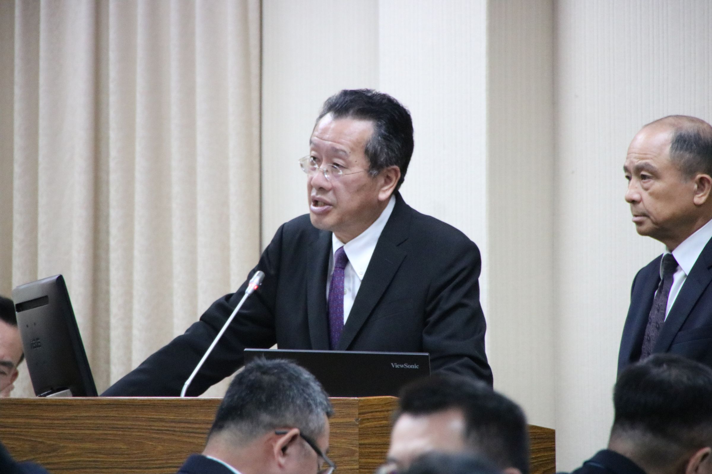 國防部長顧立雄說明,40萬民間力量並非民兵,而是以社區防護隊概念建構。(洪申翰辦公室提供)