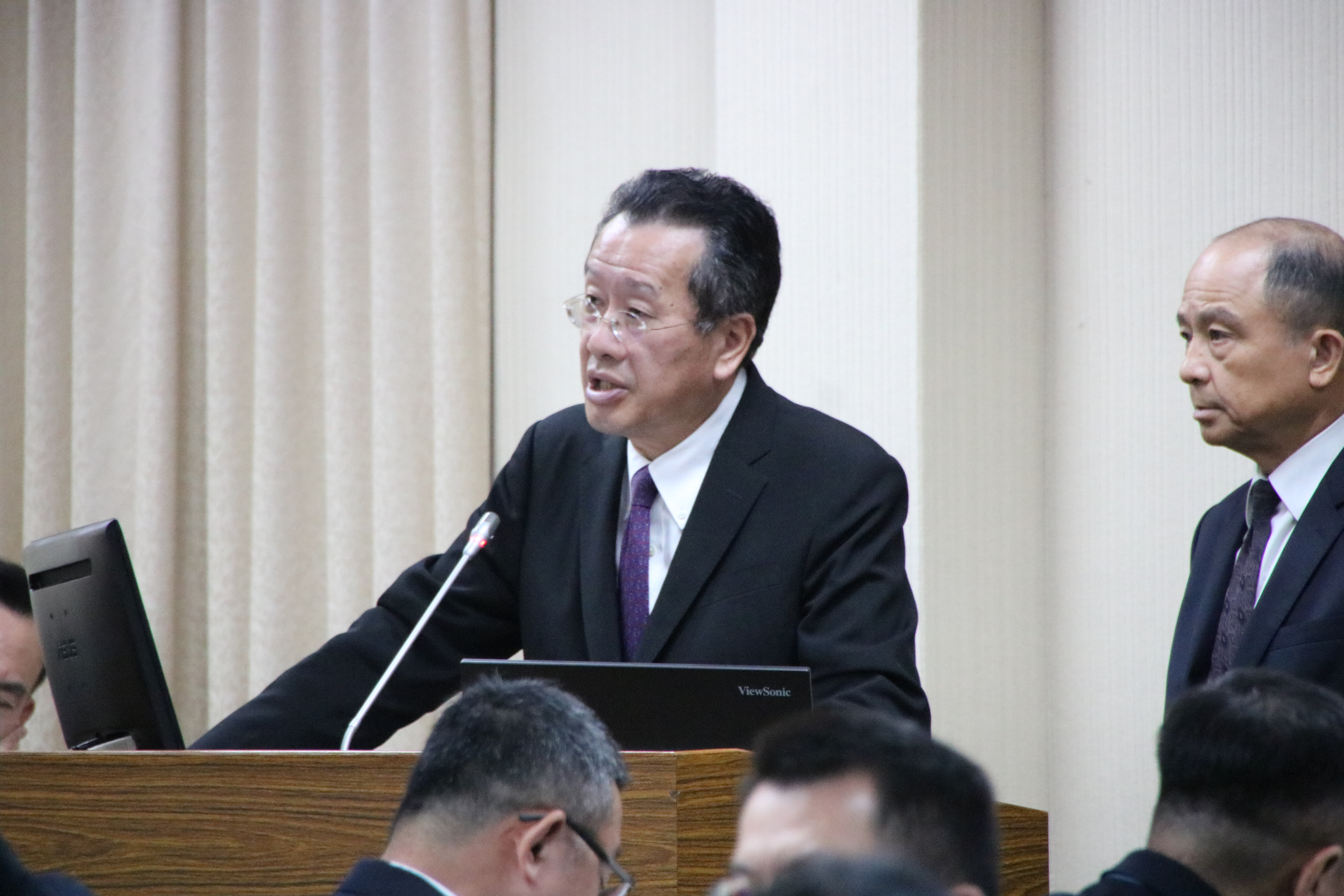 國防部長顧立雄說明，40萬民間力量並非民兵，而是以社區防護隊概念建構。（洪申翰辦公室提供）