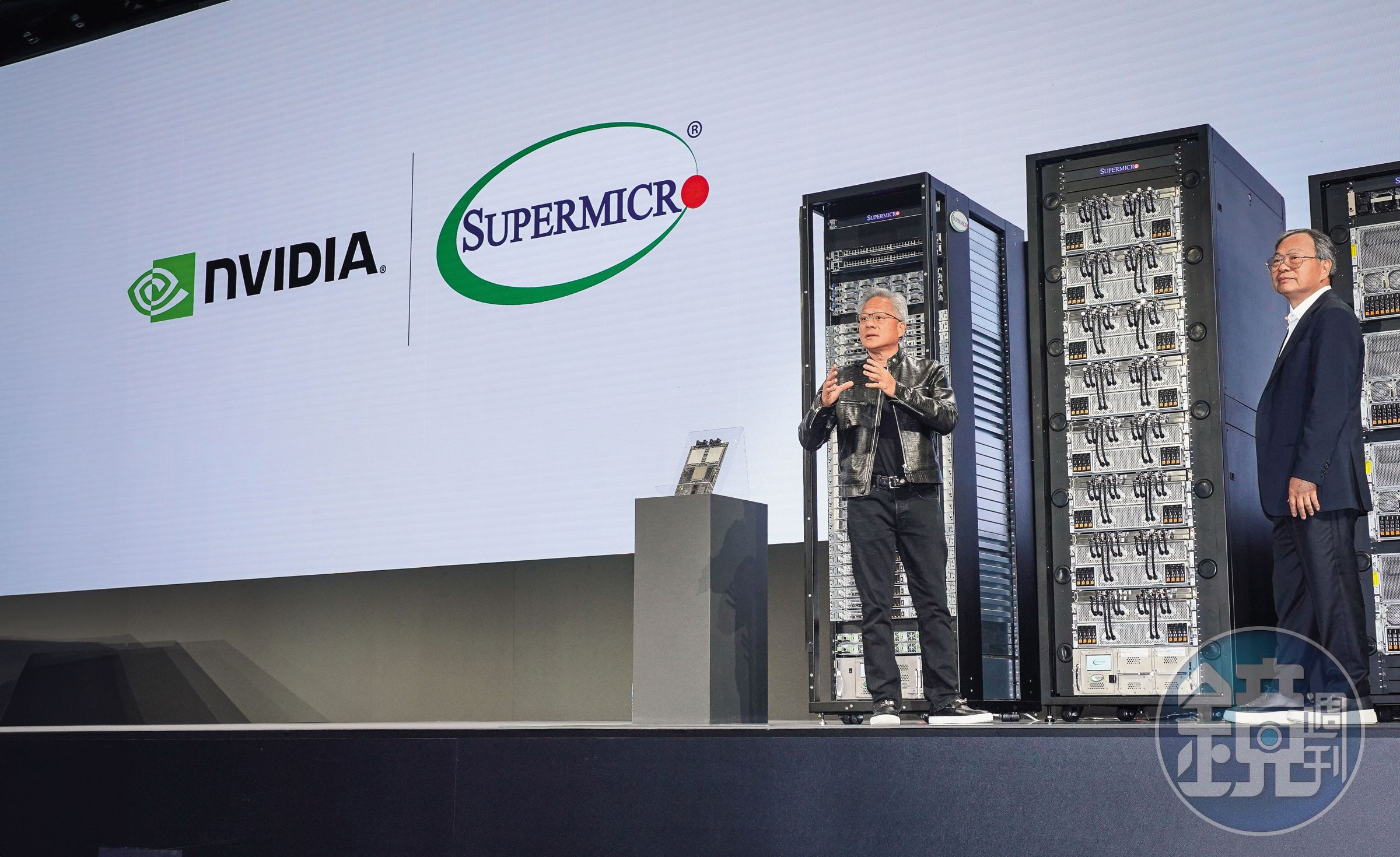 輝達(NVIDIA)執行長黃仁勳(左)與美超微(Supermicro)創辦人暨執行長梁見後(右)是30年好友,去年5月在台北同台現身,引起外界關注。