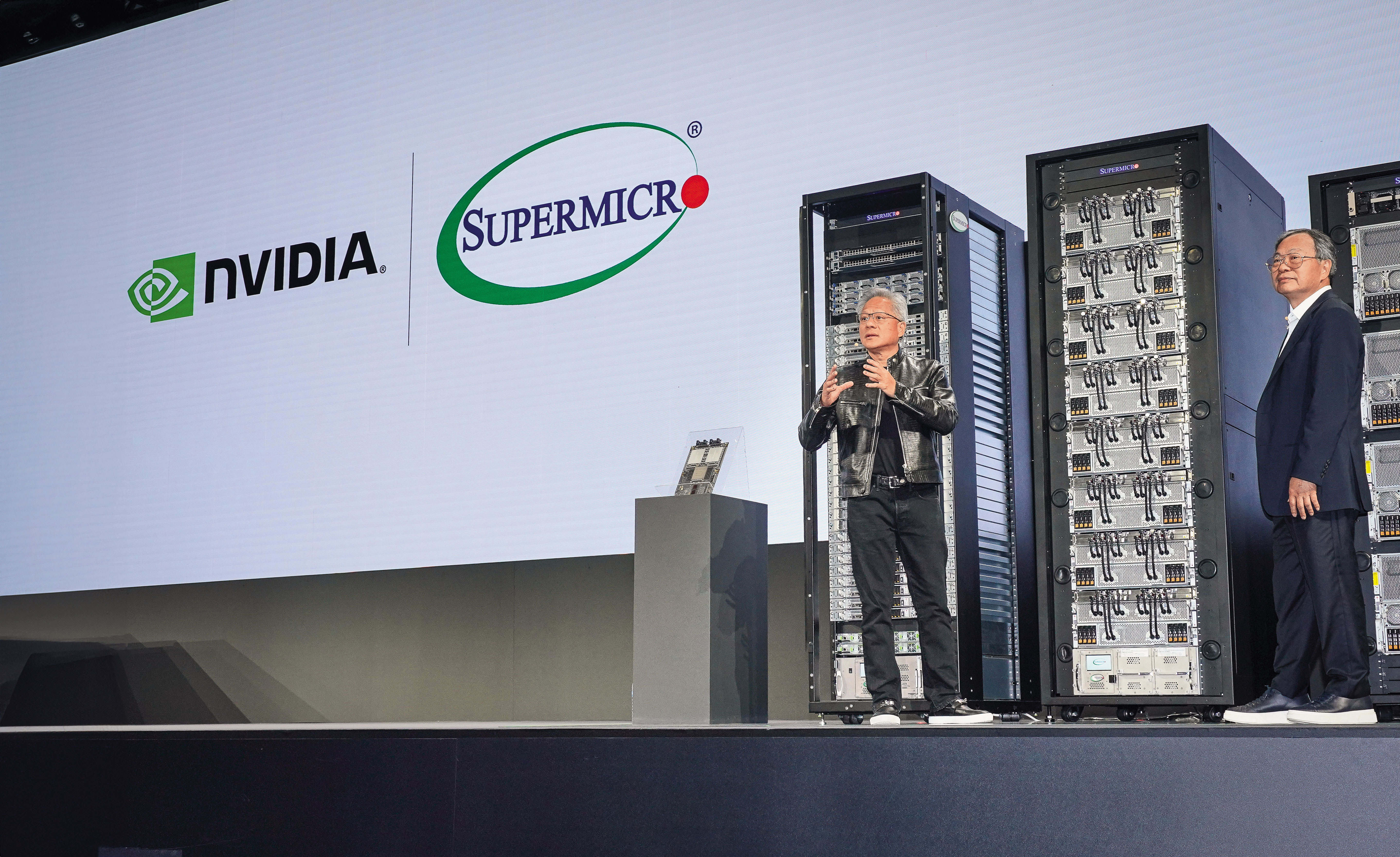 輝達（NVIDIA）執行長黃仁勳（左）與美超微（Supermicro）創辦人暨執行長梁見後（右）是30年好友，去年5月在台北同台現身，引起外界關注。