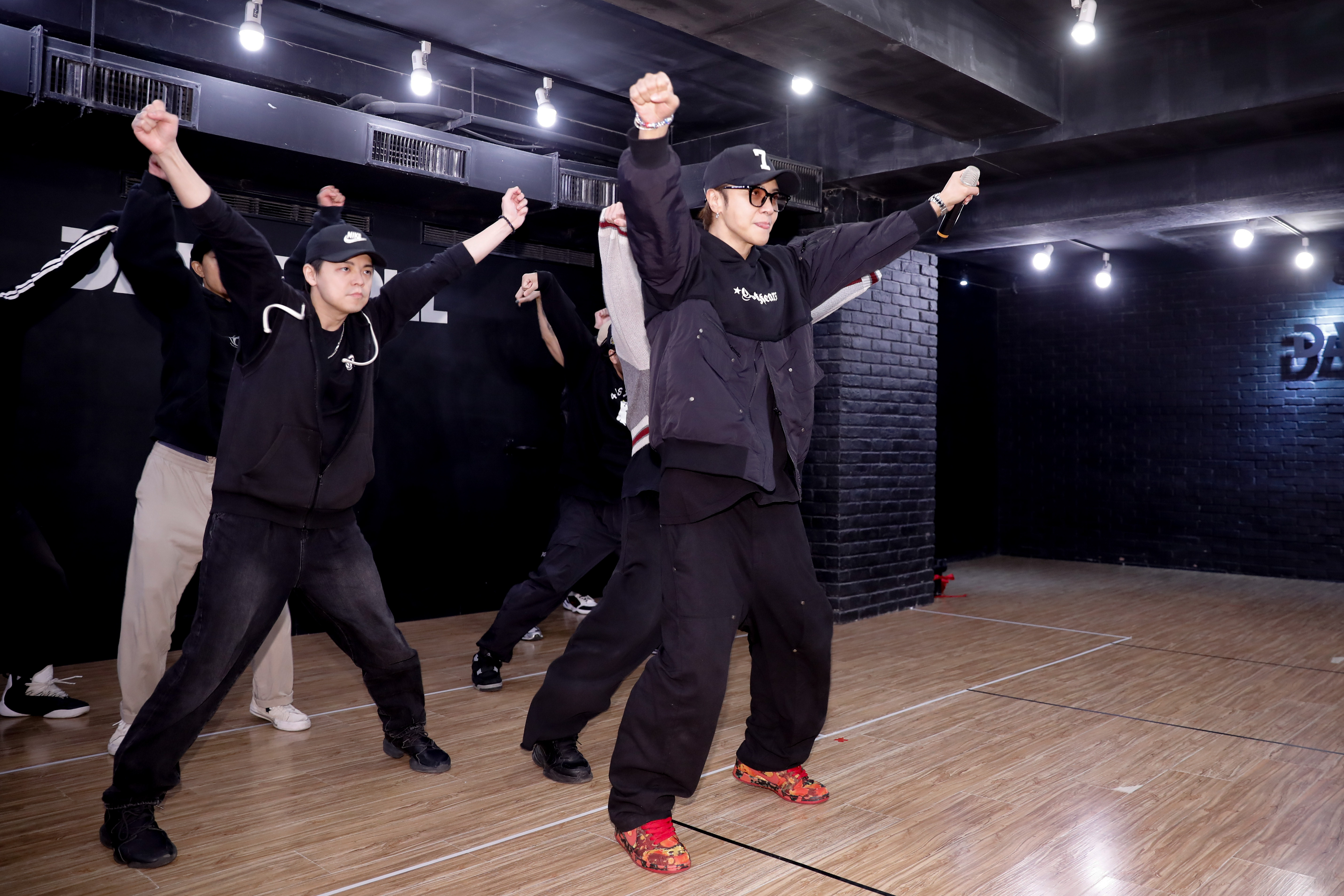 小豬率舞群熱舞〈舞狀元〉及〈全糖獨家〉。