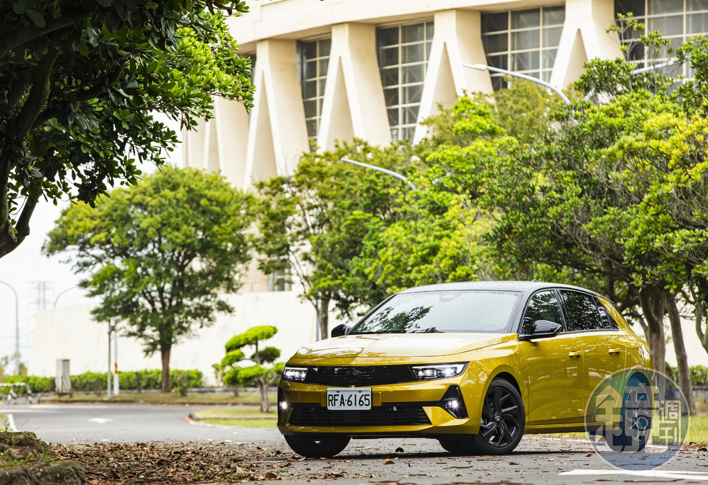 加入Stellantis集團旗下後，重返台灣市場的OPEL第六代Astra採用了EMP2 V3平台，雖然與PEUGEOT 308共享許多技術元素，但在外觀和感覺上仍然保持了德系車的剛毅和優雅。