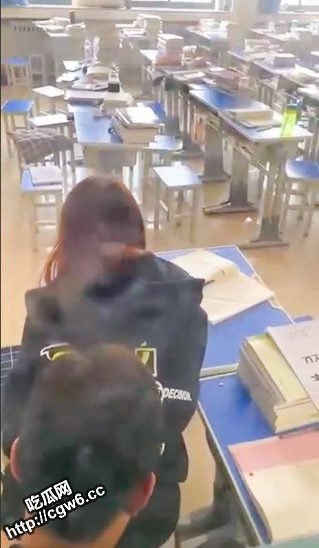 有男女直接在無人教室內活春宮。（翻自《黑料網》）　