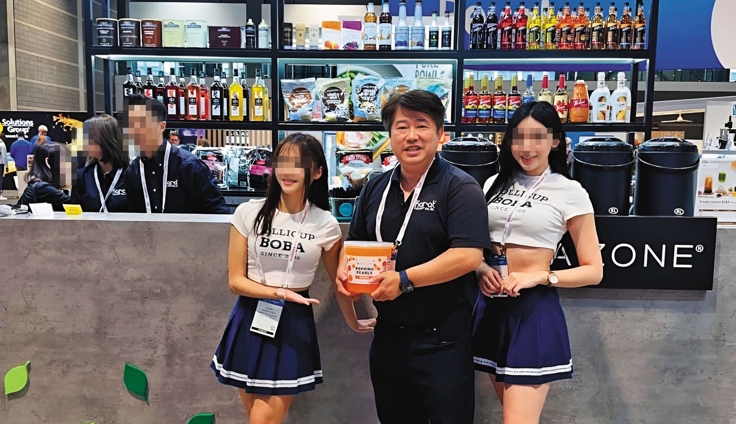 嫩模C女(左)與施宗明(中)合作宣傳波霸奶茶杯,如今對簿公堂。(翻攝IG)