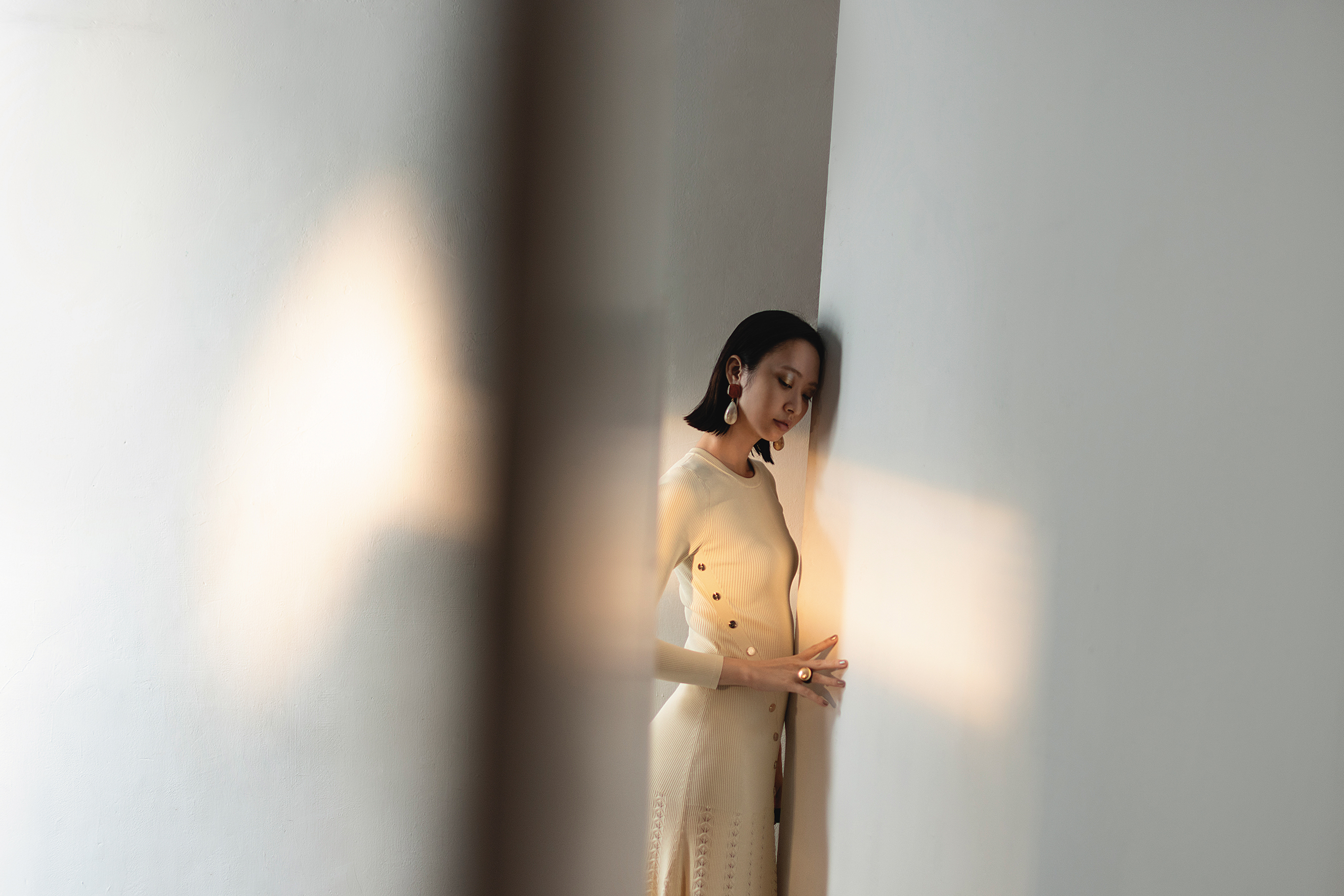 裸米色針織洋裝 價格店洽 by Sandro／人造珍珠耳環 NT$650 by ZARA／撞色戒指 NT$790 by ZARA