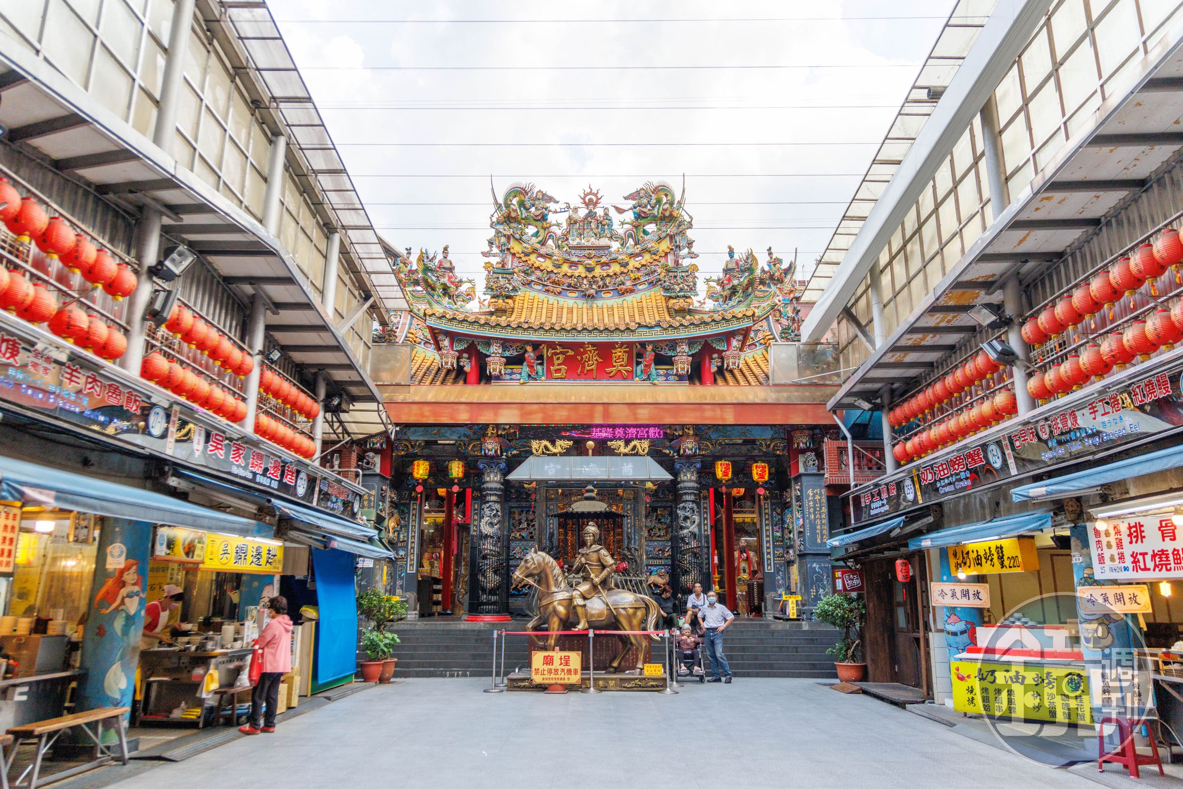 基隆廟口夜市以奠濟宮為中心,各式各樣的特色小吃向四面八方輻射開來。