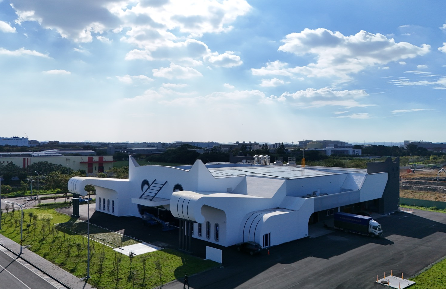 全球規模最大的「貓型觀光工廠」落腳屏東,全自動生產貓食,預估可創3億年收。(業者提供)