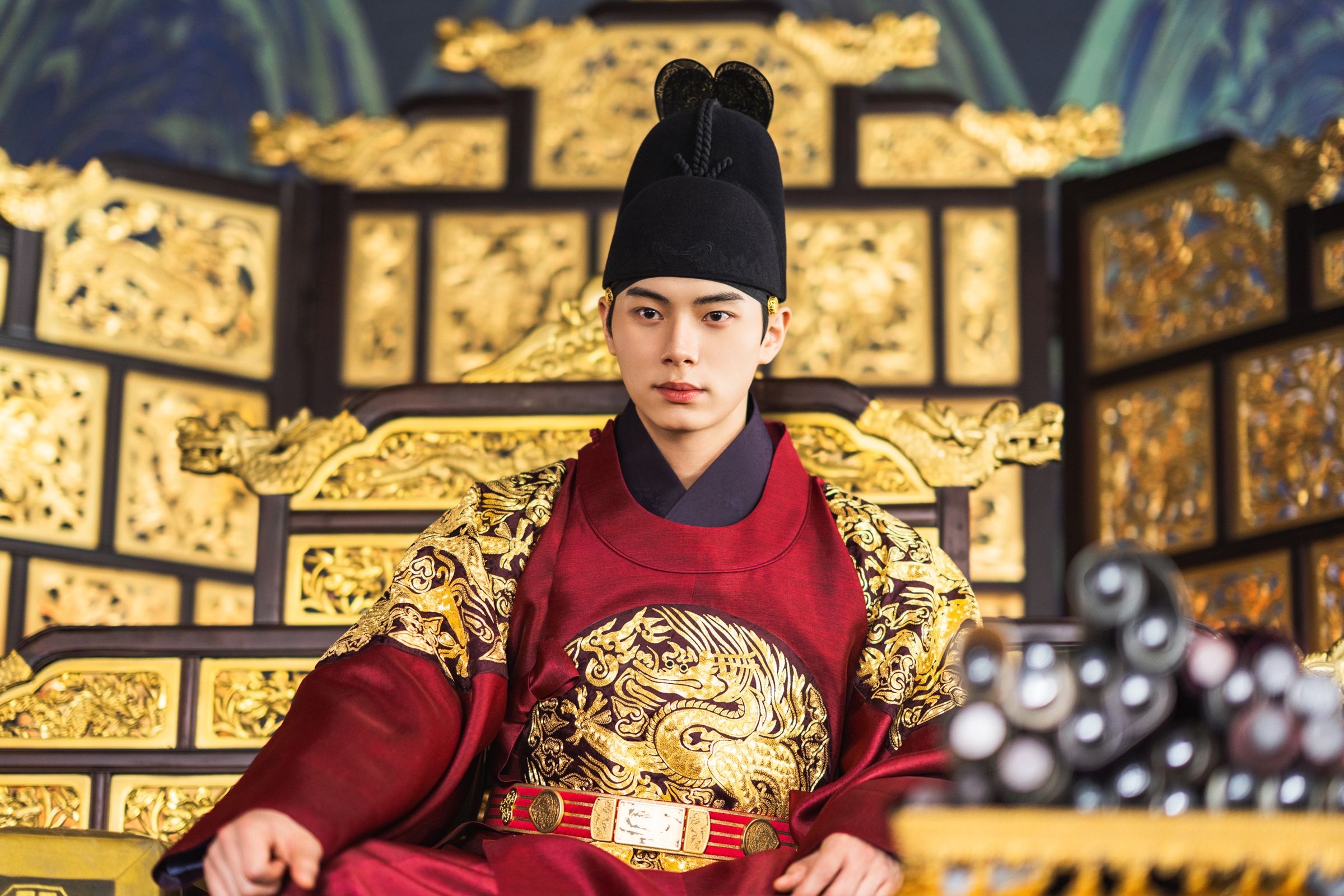身高189公分的李彩玟戴上「翼善冠」，經常經過門時就被打到。（Netflix提供）