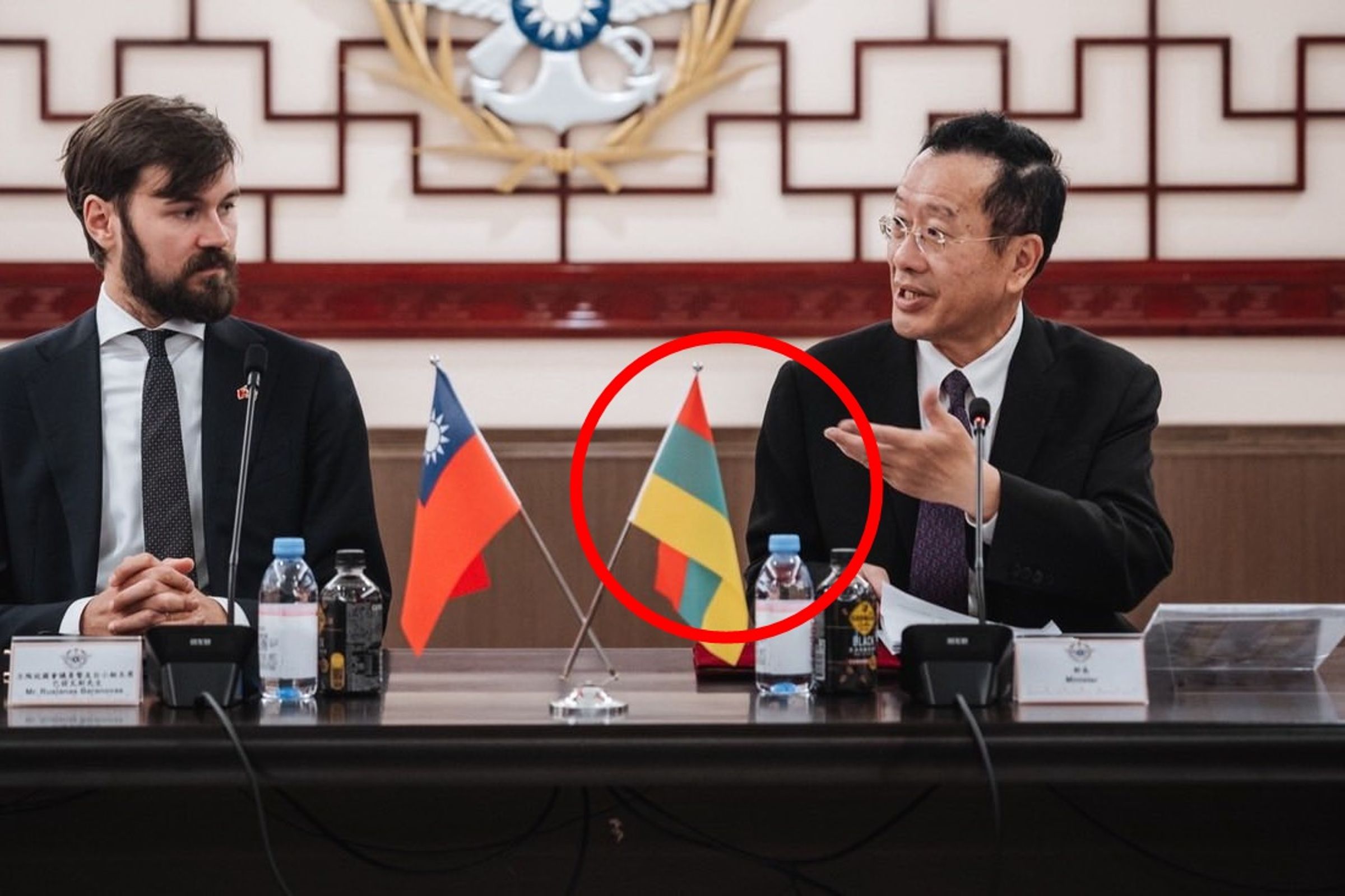 國防部長顧立雄7日接見立陶宛國會友台小組訪團,但國防部同仁卻出包,將立陶宛國旗顛倒錯放。(國防部提供)