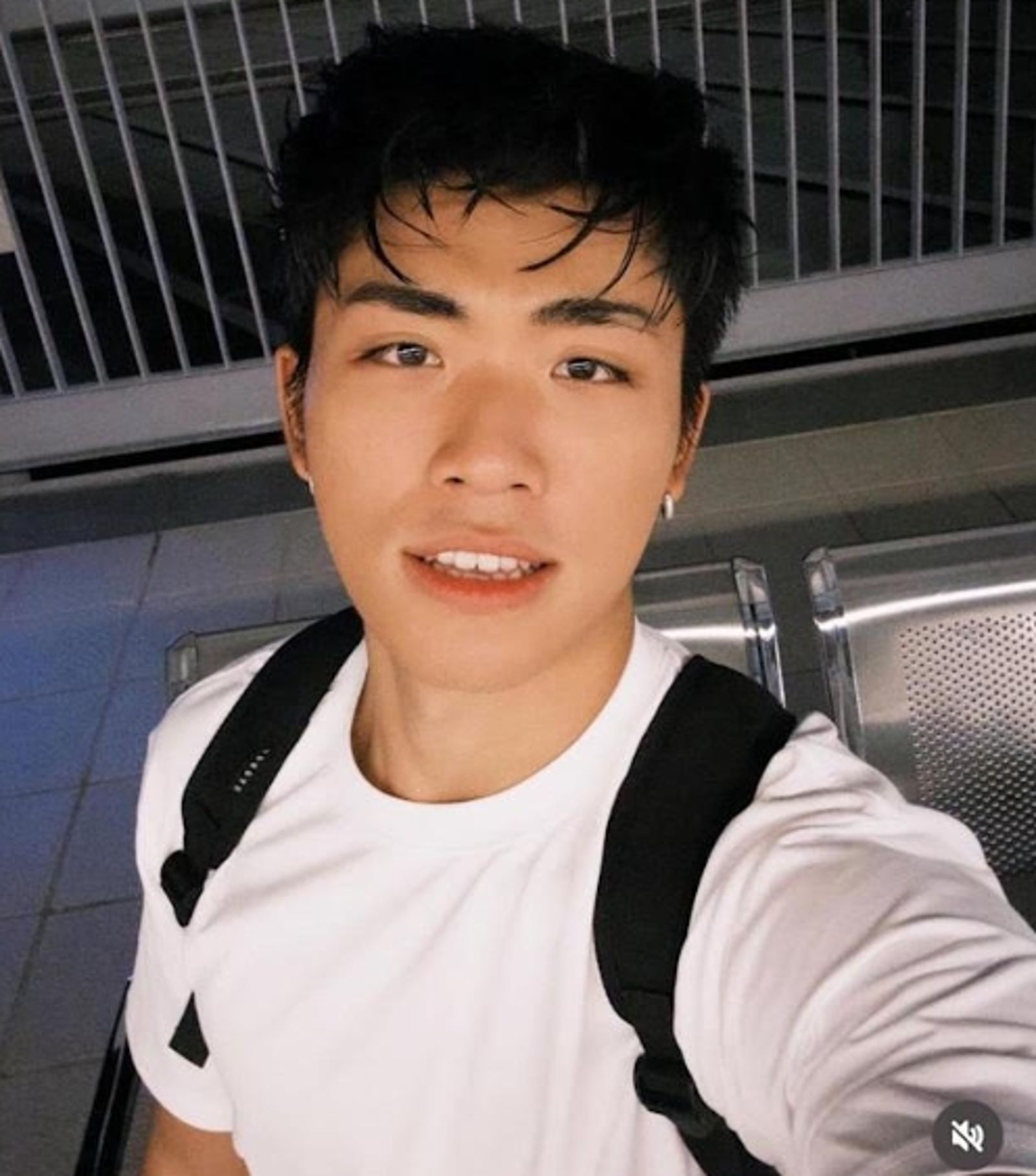 王Aden因「蹲地臭臉」持續炎上中。（翻攝自王Aden ig）