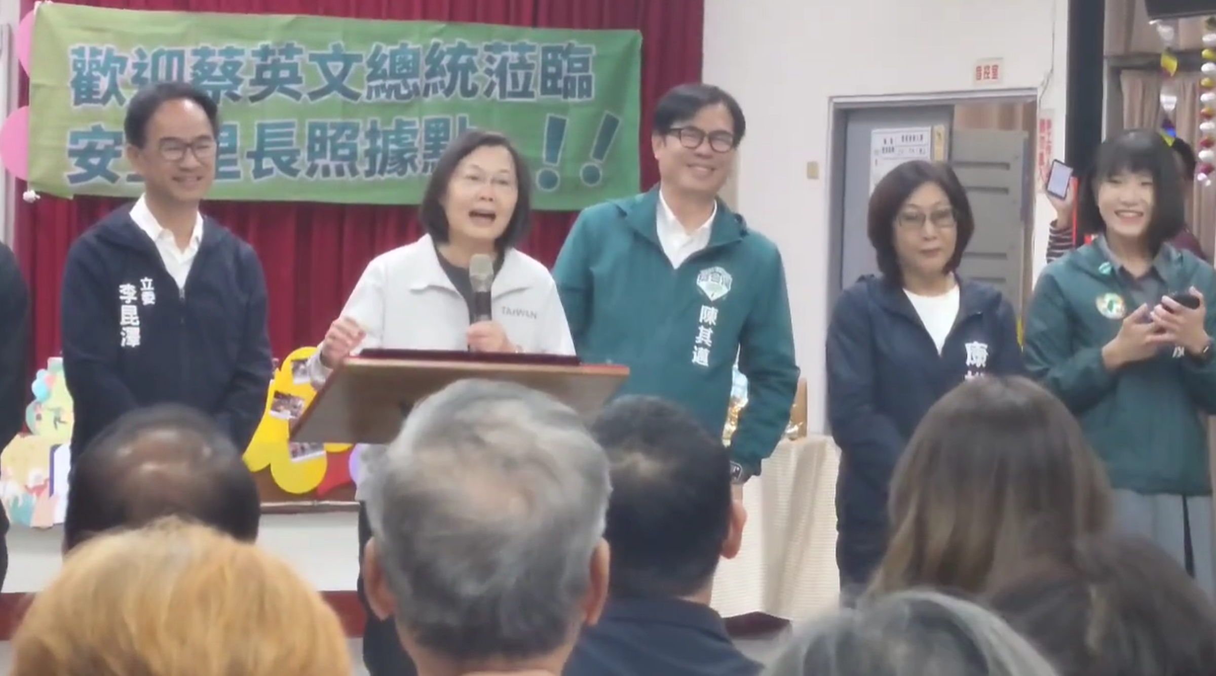 防空警報大響時,蔡英文談笑風生「不是飛彈啦」在高雄跑行程。(翻自YT畫面)