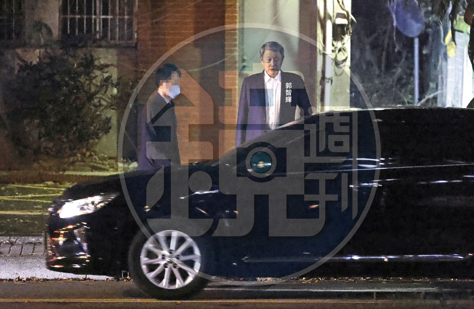 宴請AIT後,郭智輝晚間8點19分步出MD餐廳,搭車離去