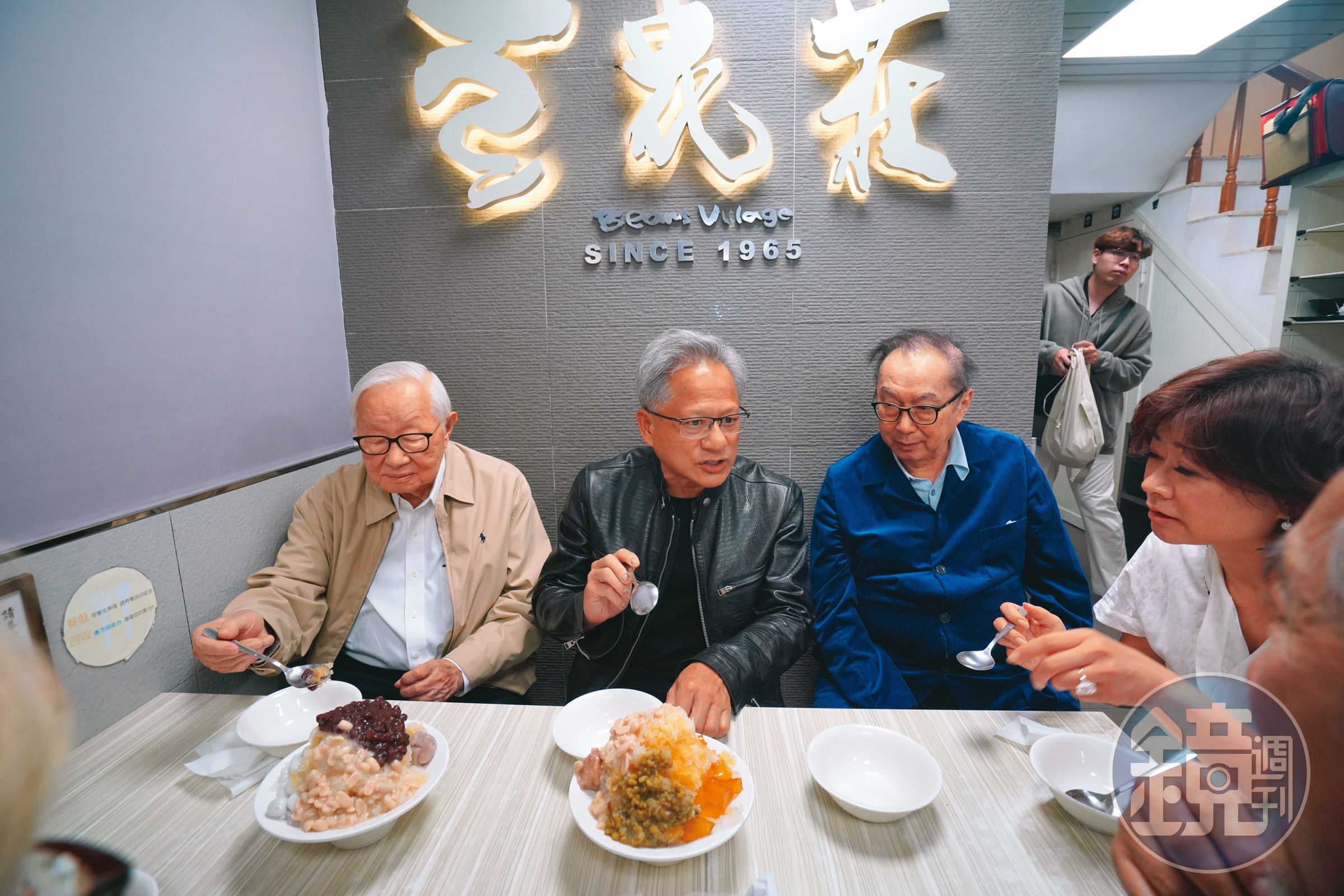 給足黃仁勳(左2)面子,張忠謀(左)、林百里(左3)獻出夜市首遊,3人同逛寧夏夜市。