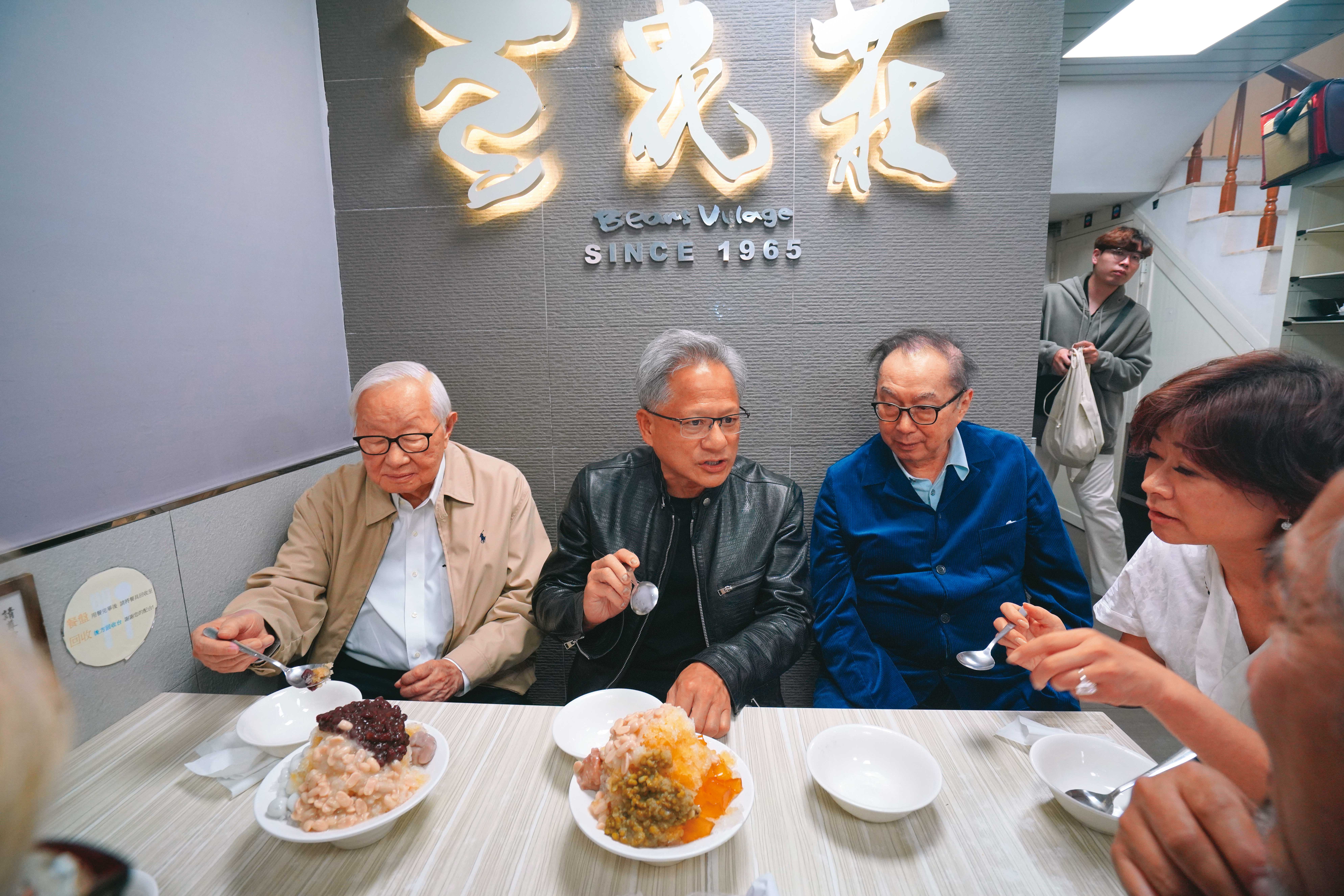 給足黃仁勳（左2）面子，張忠謀（左）、林百里（左3）獻出夜市首遊，3人同逛寧夏夜市。