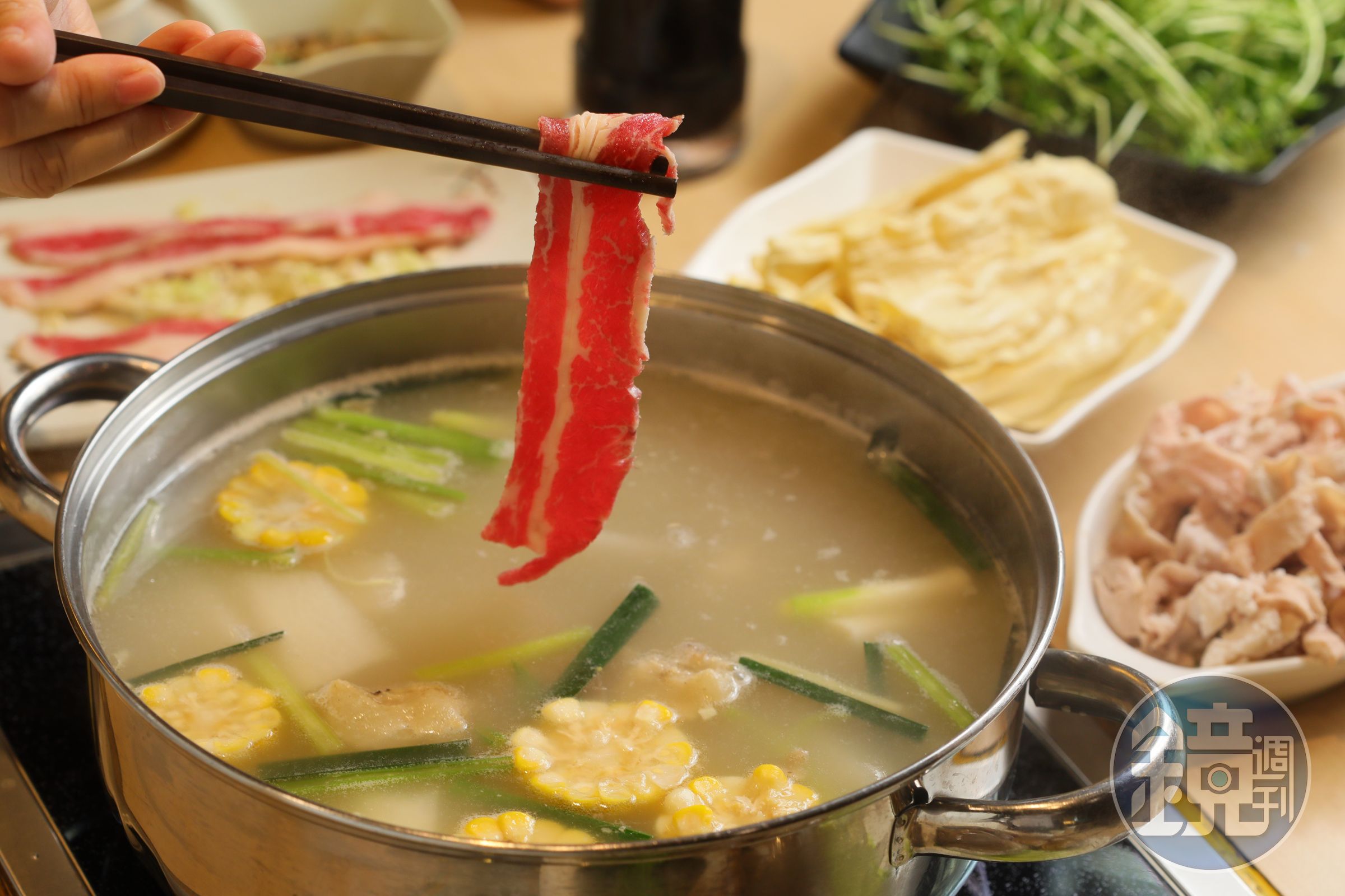 「正宗澳門豬骨煲」湯底滋味濃厚,適合涮燙滋味單純的肉片或蔬菜。(鍋底港幣98元/小份、雪花肥牛港幣40元/份)