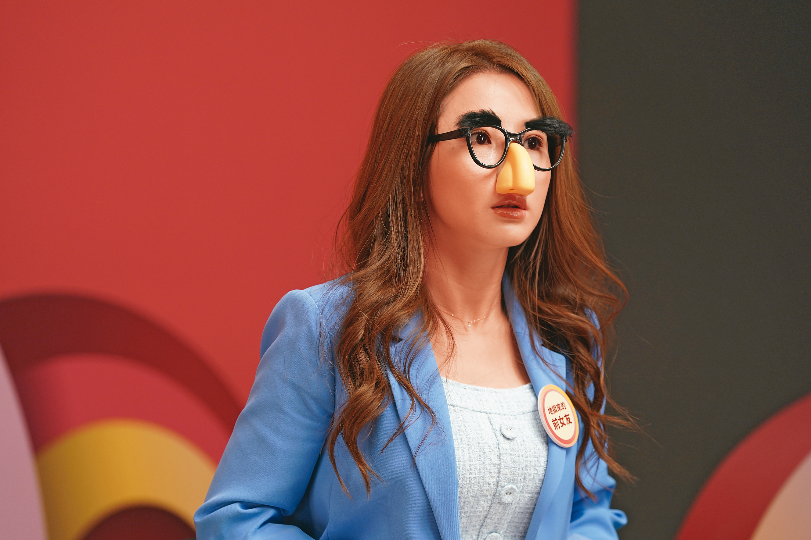 郭書瑤再度扮演不計形象的毒舌宅女「何百芮」，又名「地獄來的前女友」。（彼此影業提供）