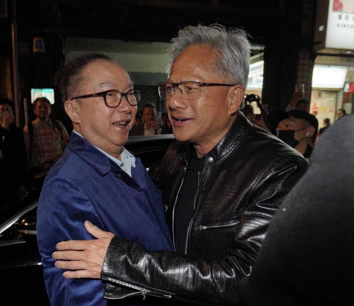 黃仁勳（右）說輝達研發中心可能落腳台北。（本刊資料照）