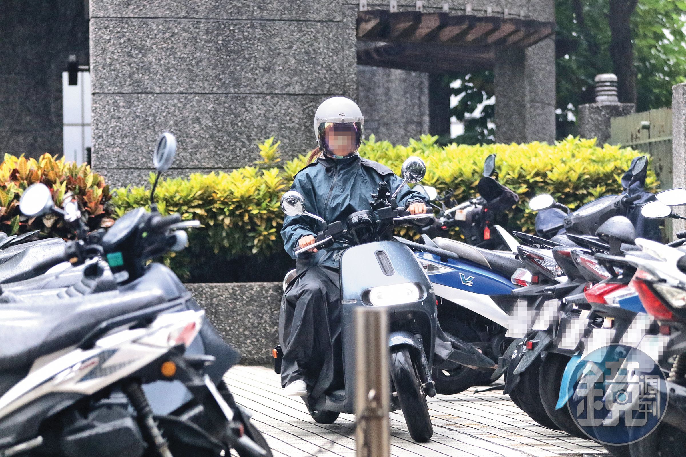 6/13 17:33 黃柏漙的女密友下班之後,以機車代步回到自己的家。