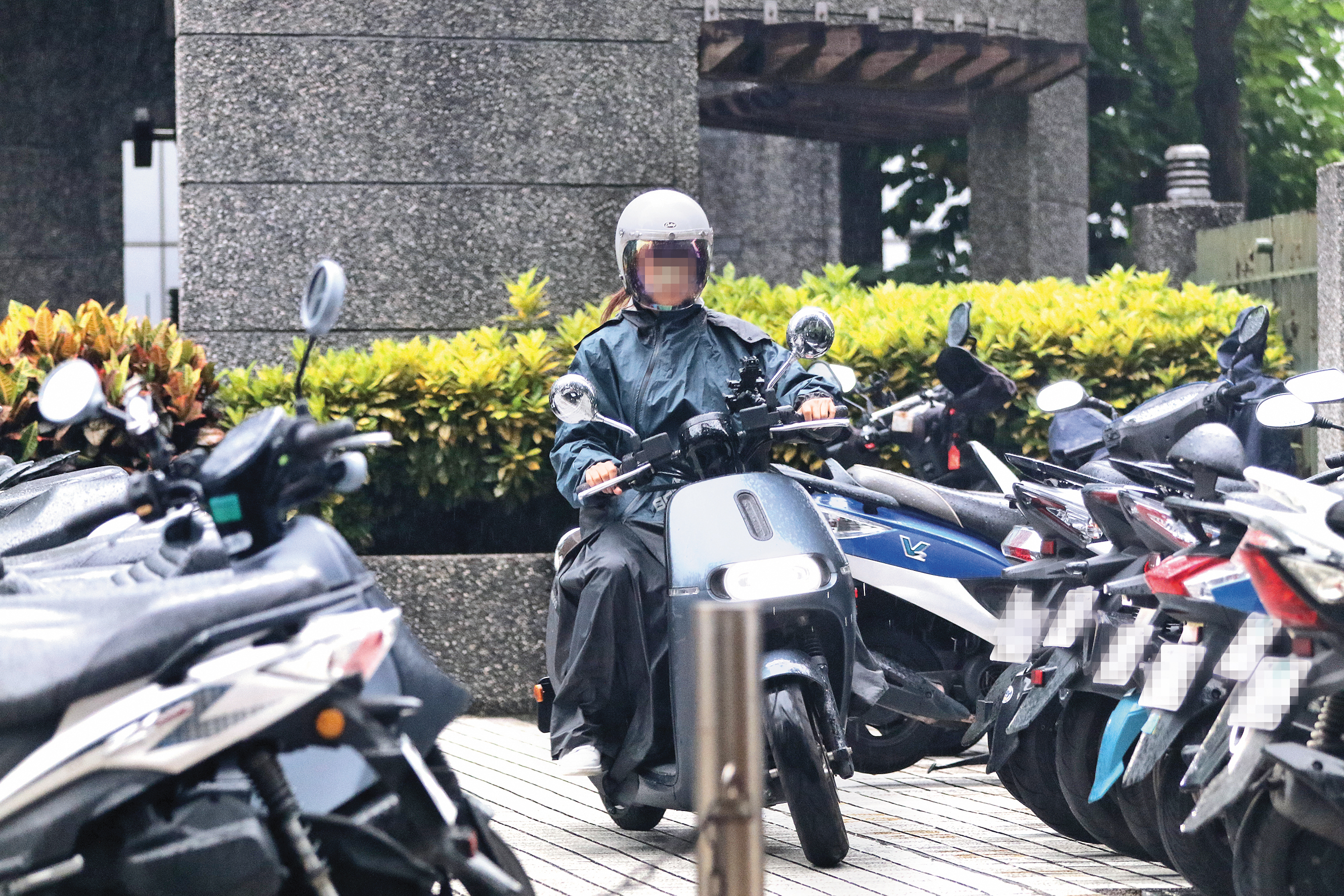 6/13 17：33 黃柏漙的女密友下班之後，以機車代步回到自己的家。