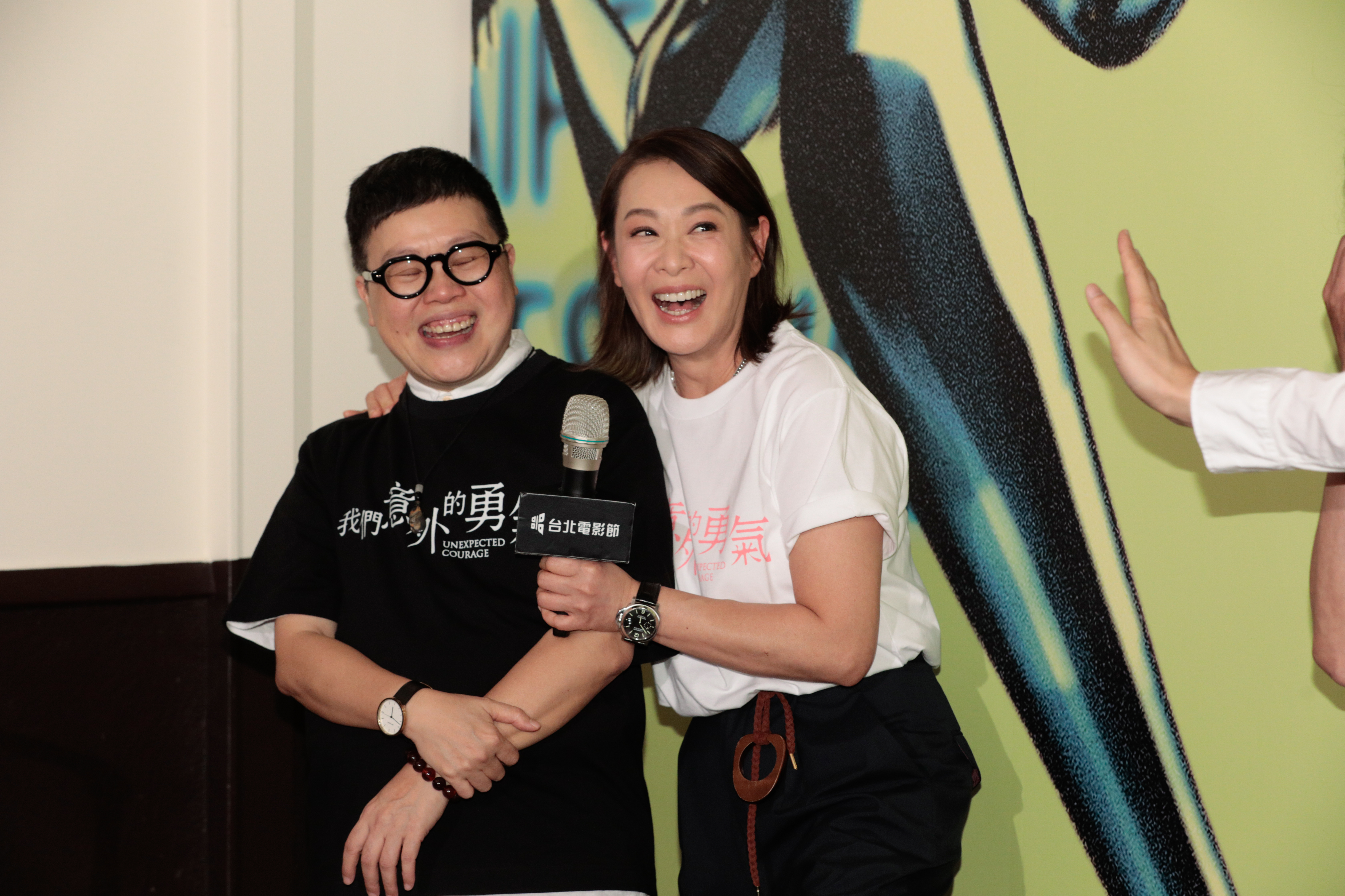 監製葉如芬（左）吐槽，當製作才苦，還要面對大牌演員，讓劉若英（右）連忙上前安撫。
