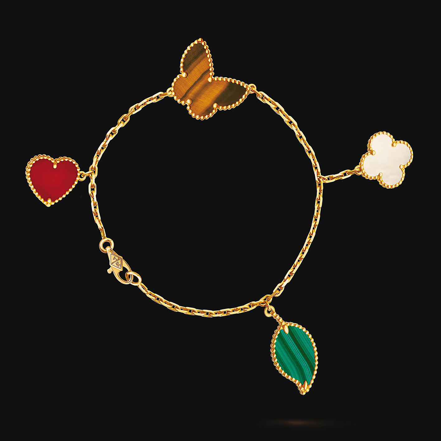 Alhambra家族延伸出不同子系列。Lucky Alhambra系列4枚墜飾手鍊 NT$204,000(翻攝自Van Cleef & Arpels官網)