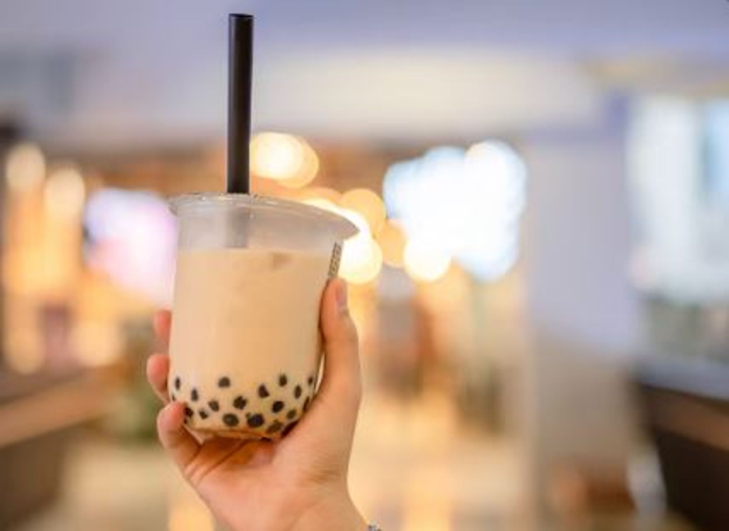 阿北搭北捷喝珍奶，不明原因狂吐珍珠出來。（示意圖；freepik）