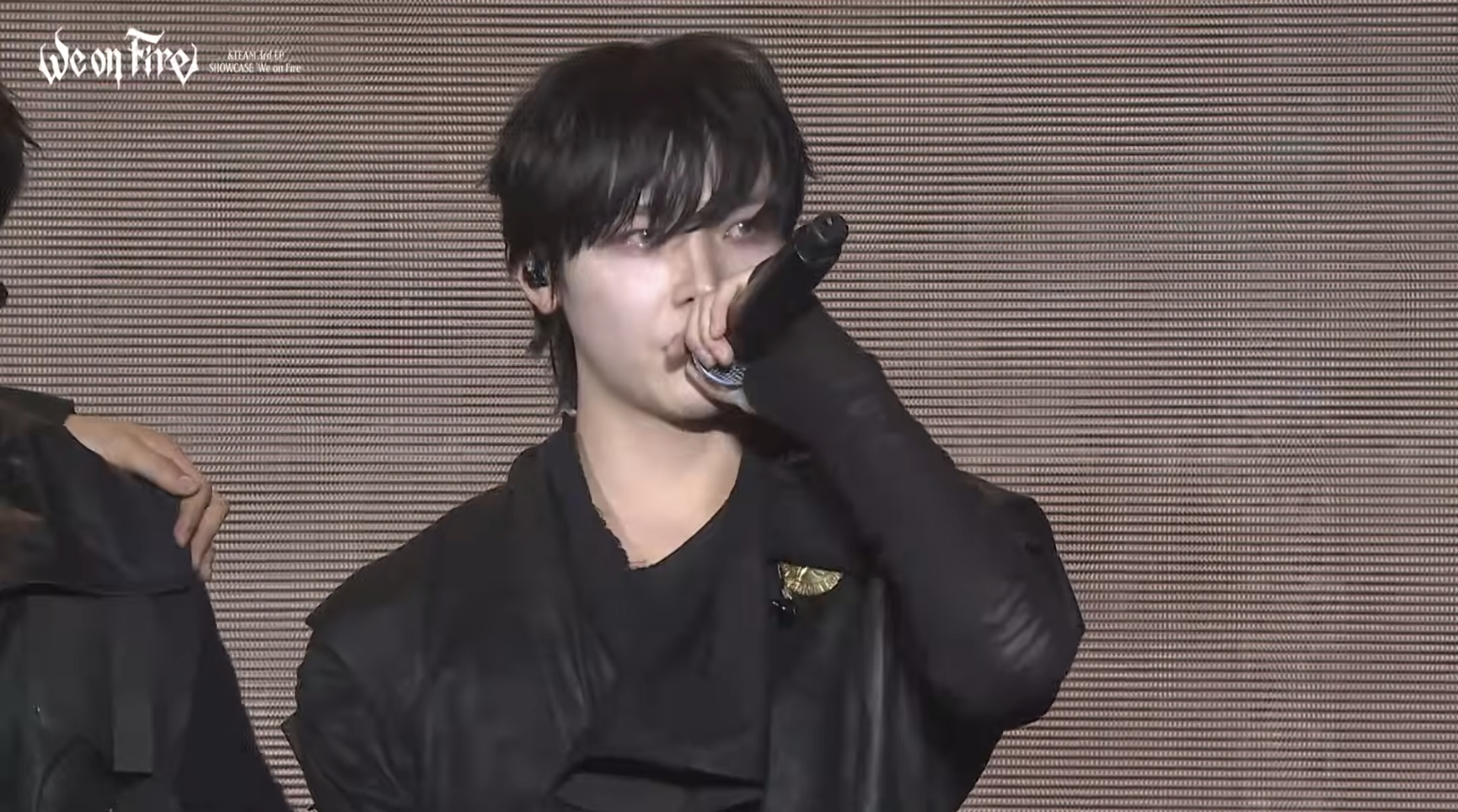 &TEAM台籍成員王奕翔因身體不適無法參與表演，今新EP發布會上落淚向大家道歉。（截圖自HYBE LABELS YT）