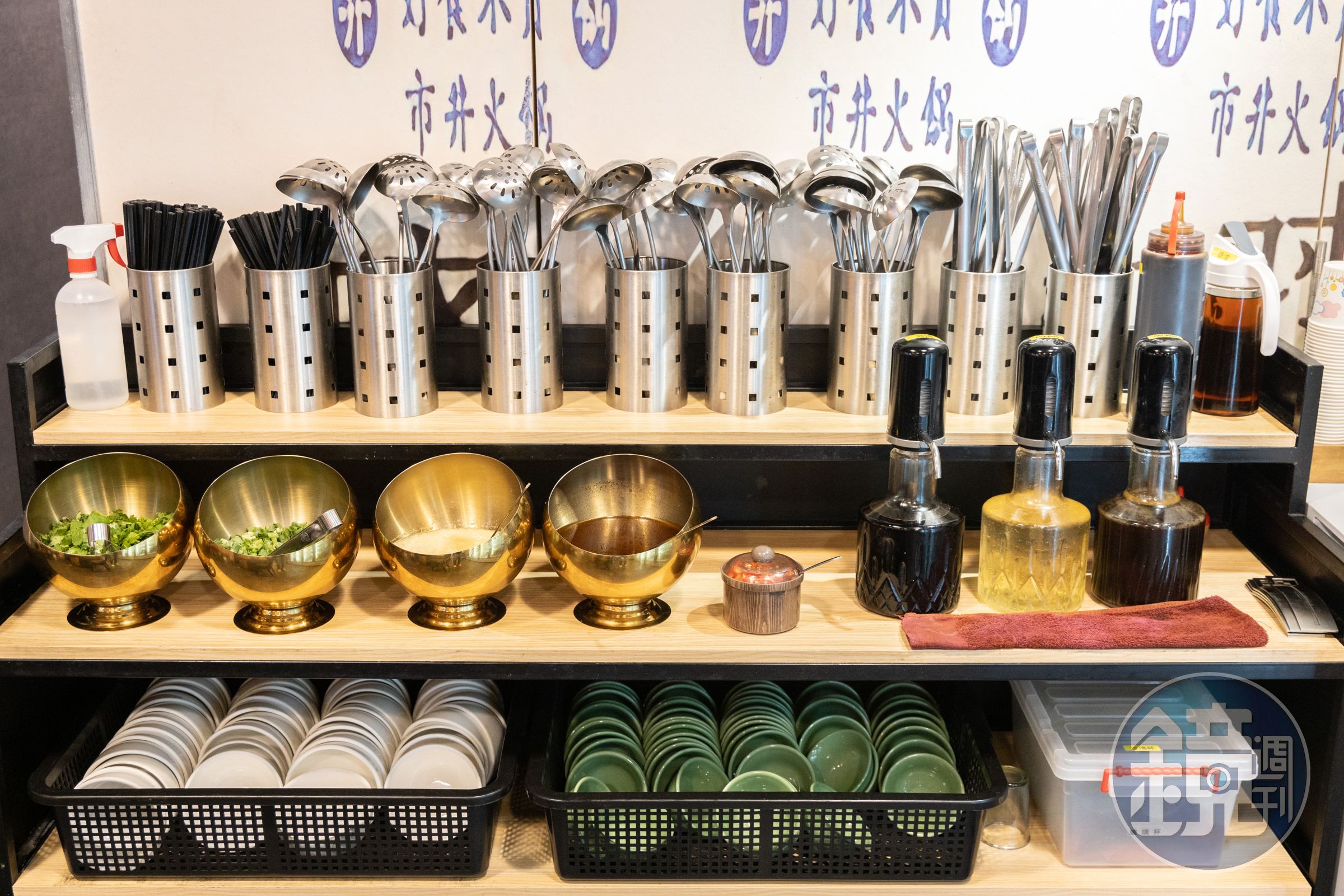免費醬料區可自製油碟，油碟可有效中和辣度，减輕因辣引起的灼燒感，也能額外加點道地的沾料「干碟」。（15元／盤）