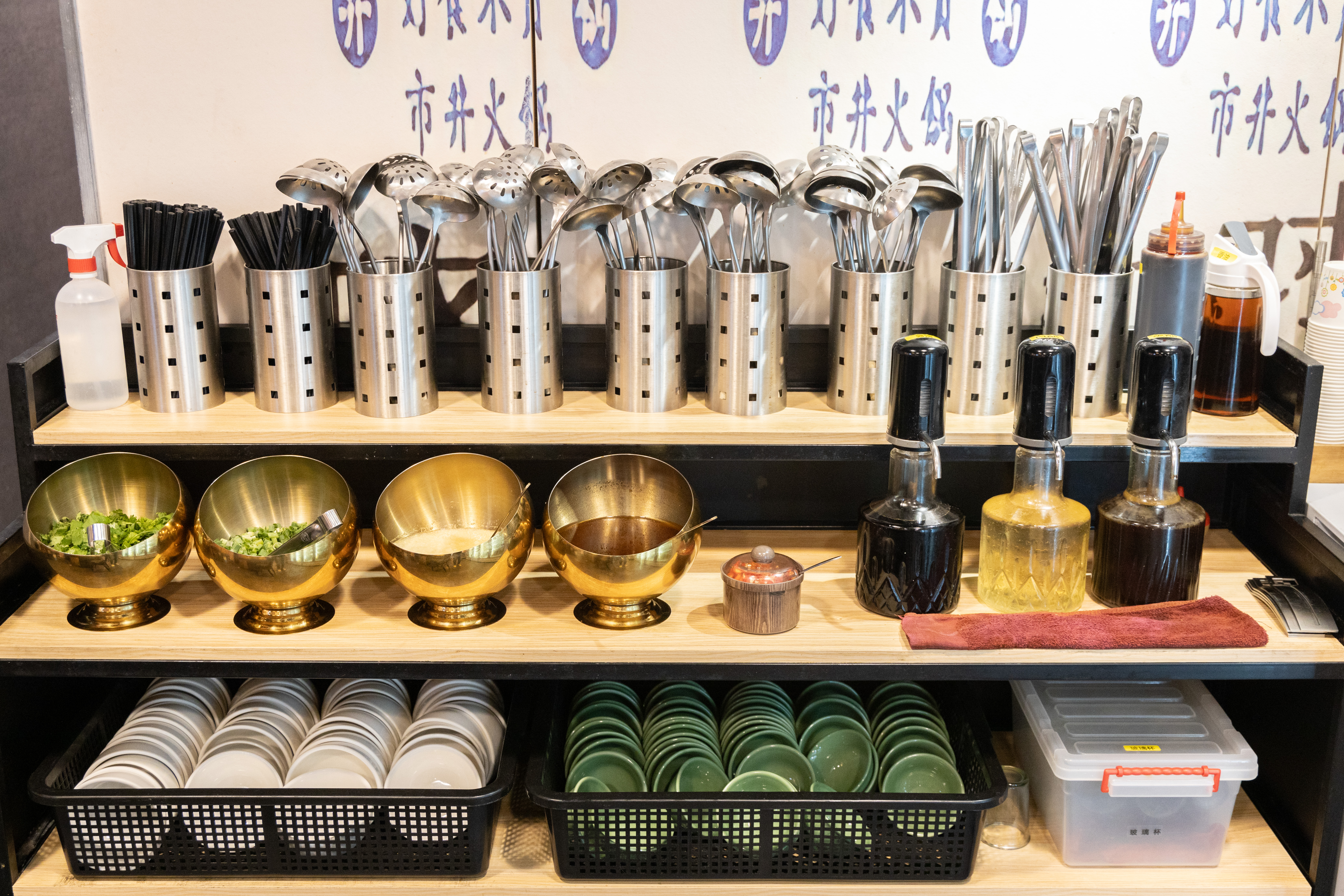 免費醬料區可自製油碟，油碟可有效中和辣度，减輕因辣引起的灼燒感，也能額外加點道地的沾料「干碟」。（15元／盤）