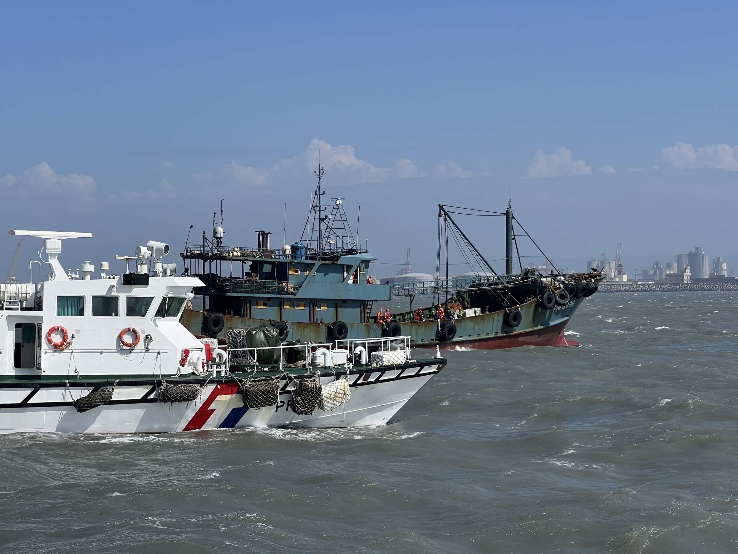 大陸漁船涉嫌越界捕漁。（海巡署提供）