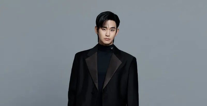 金秀賢爆出與當時年僅15歲的金賽綸交往且疑似逼債逼死對方，他代言的品牌PRADA再度陷入代言人出事的魔咒。（PRADA提供）