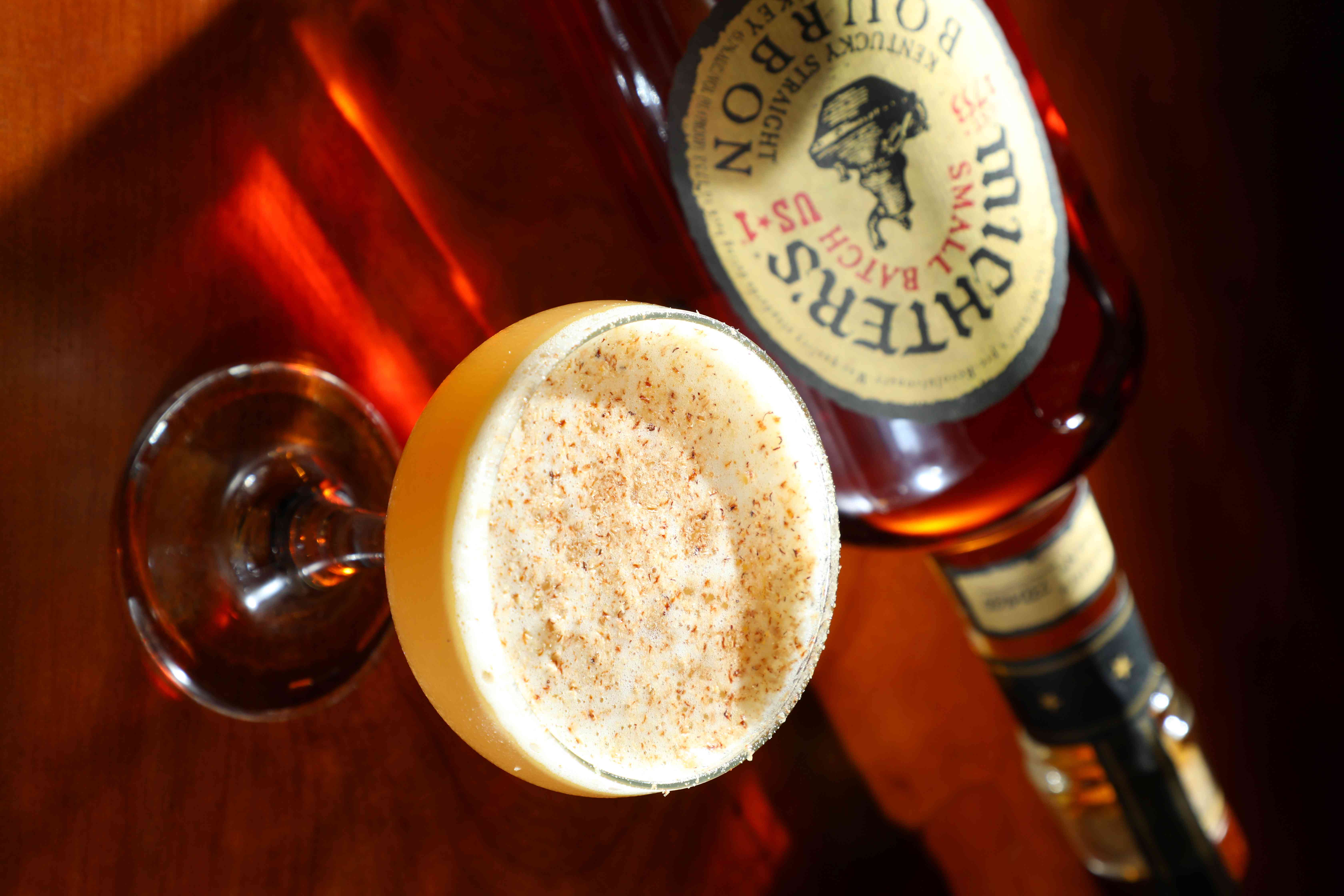 「Olive Oil Sour」使用Michter’s波本威士忌與義大利白蘭地，加上檸檬、蜂蜜、橄欖油和蛋白，喝下去口感滑順層次豐富。