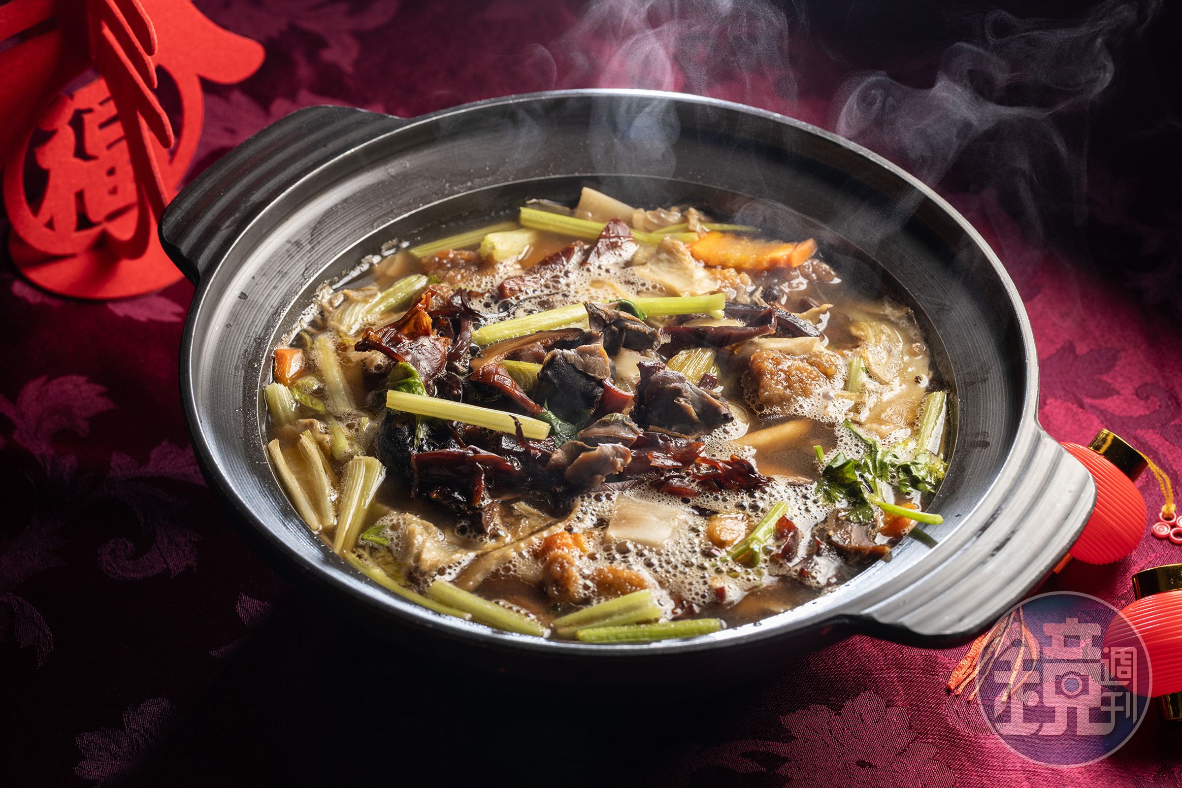 「魷魚螺肉蒜」選用熟成乾魷魚，搭配排骨酥與冬筍熬煮，湯頭喝得到時間堆疊出的深厚底蘊。（500元／小份）